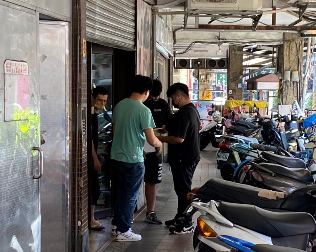 民眾直擊無照業者當眾販賣幼犬。（翻攝自畫面）