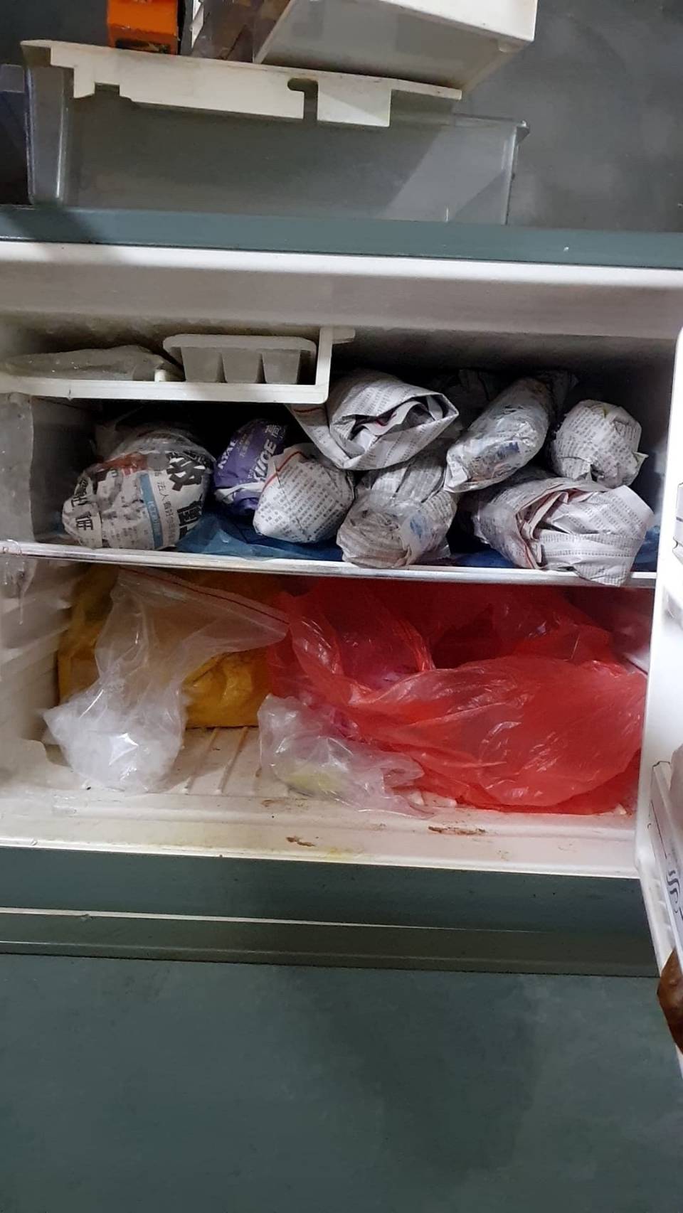 民眾投訴犬隻死亡後，被不肖業者用報紙包裹冰在冰箱裡，再丟給垃圾車。