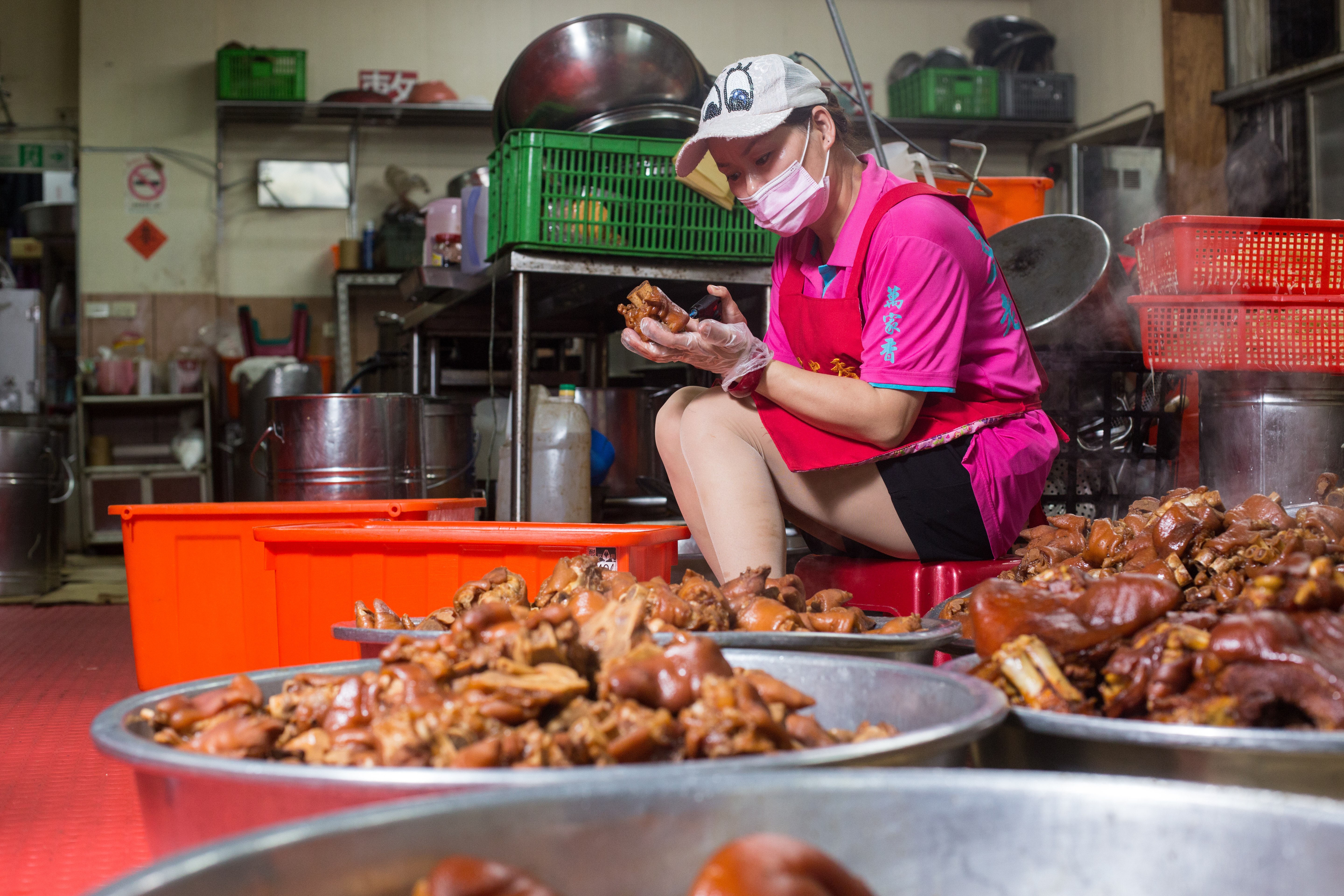 萬碧霞年幼喪母，對於完整家庭的渴望，讓她毅然決然從大陸嫁來台灣，靠賣豬腳幫先生還清債務，闖出自己的一片天。