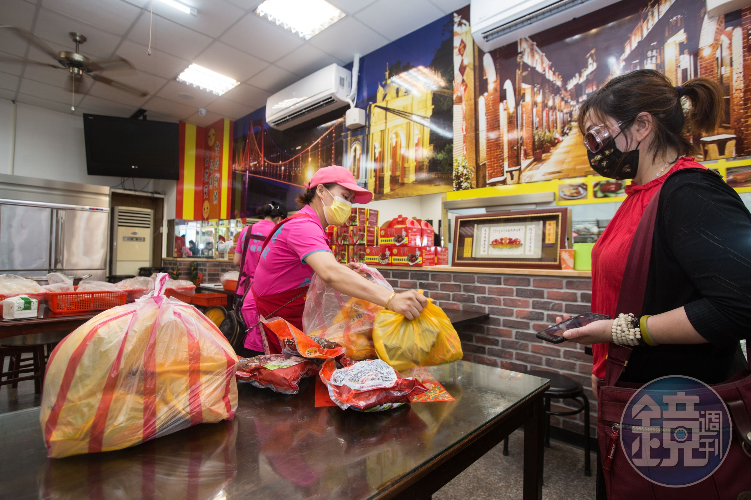 陸配萬碧霞吃苦耐勞，店內任何大小事她都親力親為。