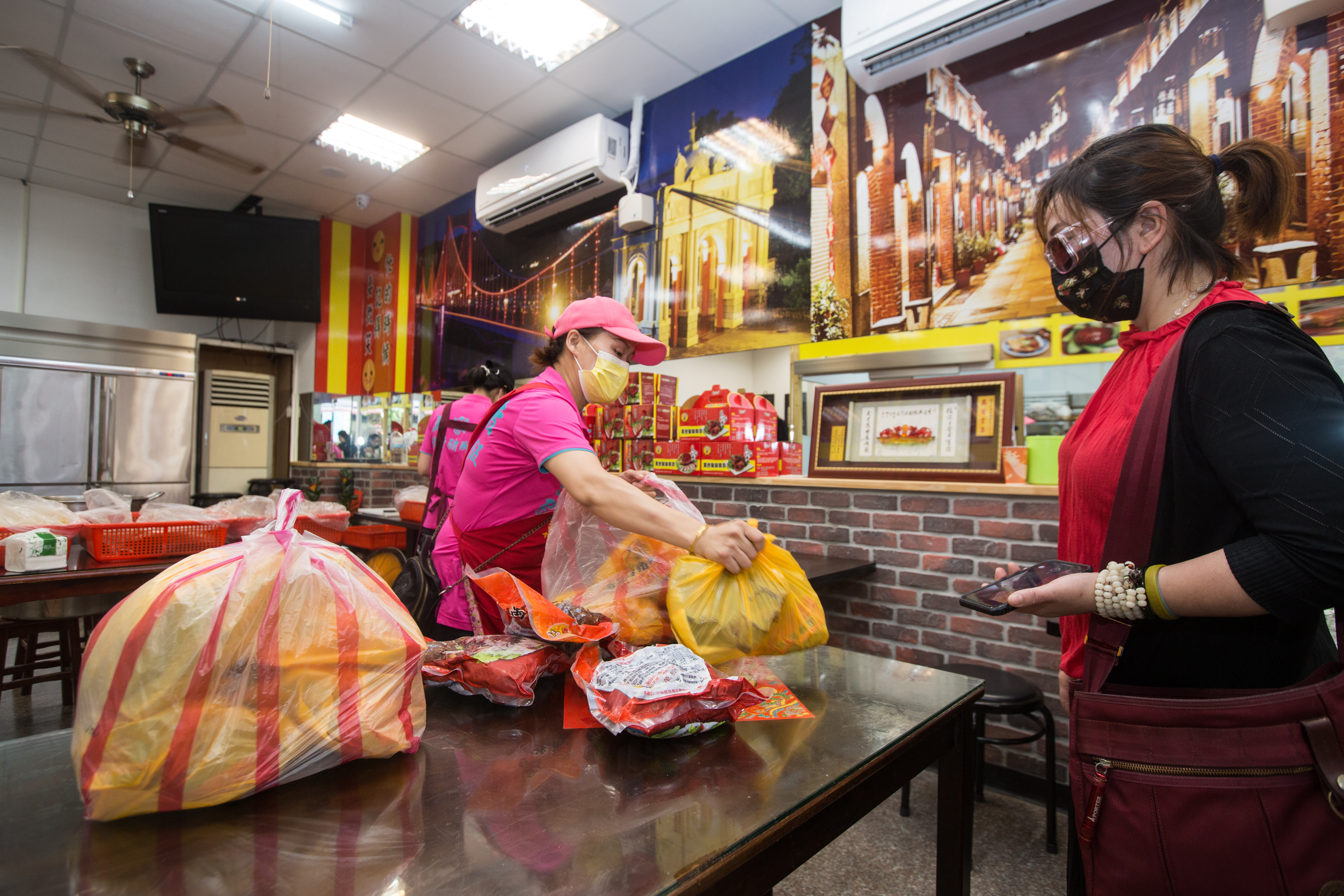 陸配萬碧霞吃苦耐勞，店內任何大小事她都親力親為。