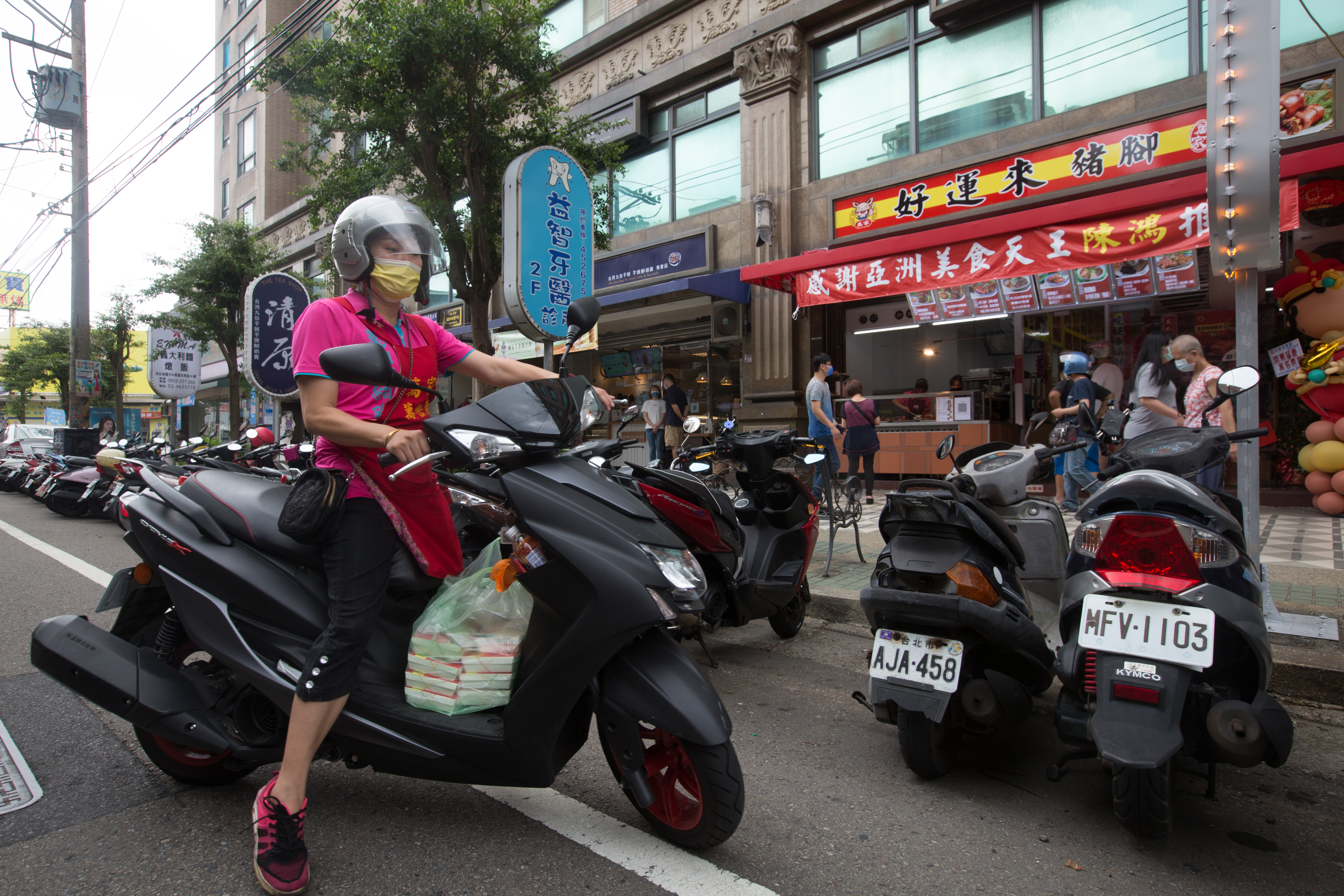 萬碧霞凡事親力親為，中午尖峰時間，她還會騎摩托車幫忙送便當。