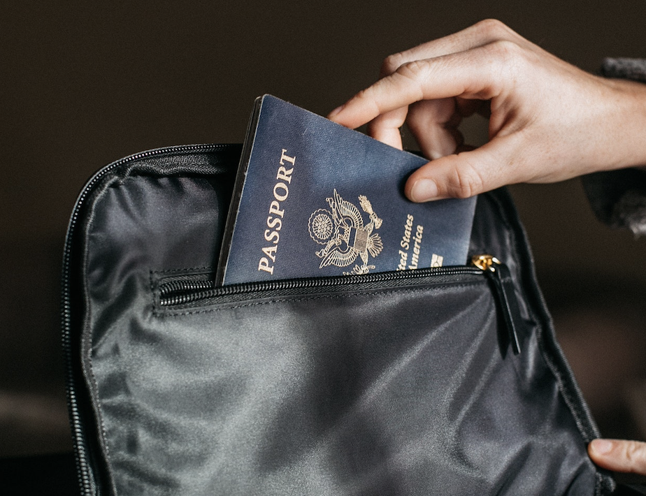 美國國務院今（27）聲明指出，美國已核發第一本標示為「X」的護照，預計明年將更廣泛開放給非二元性別國民申請。（示意圖，Pexels）