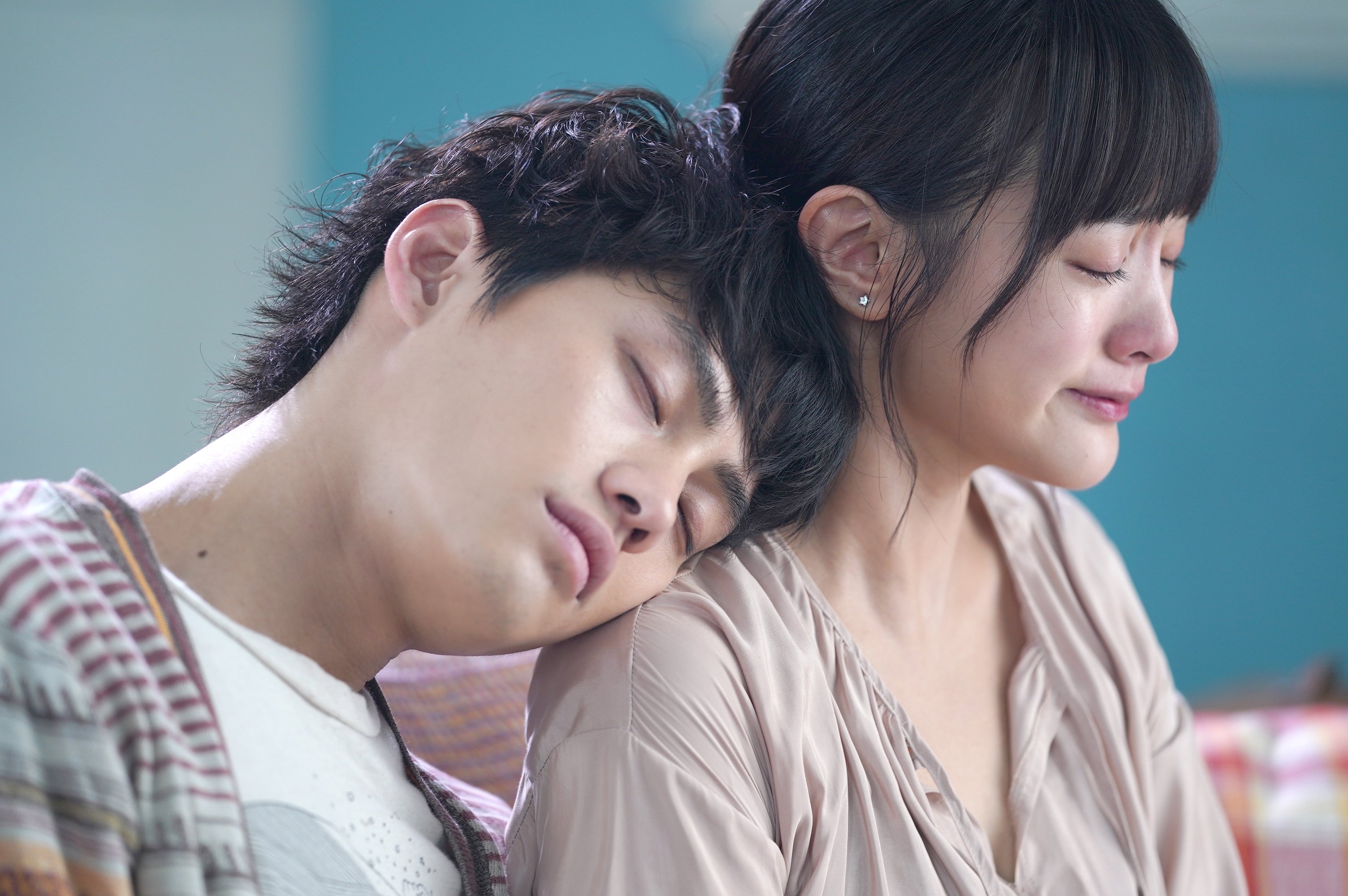 許多影迷大呼《比悲傷》影集版一次上檔十集讓人欲罷不能 網上出現許多「讓人熱淚盈匡」的回應。（Netflix提供）