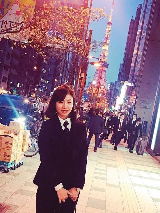 留學日本那年，許伊妃自付學費及生活費，為了省錢，經常吃即期食品，下課後還去拉麵店打工。（許伊妃提供）