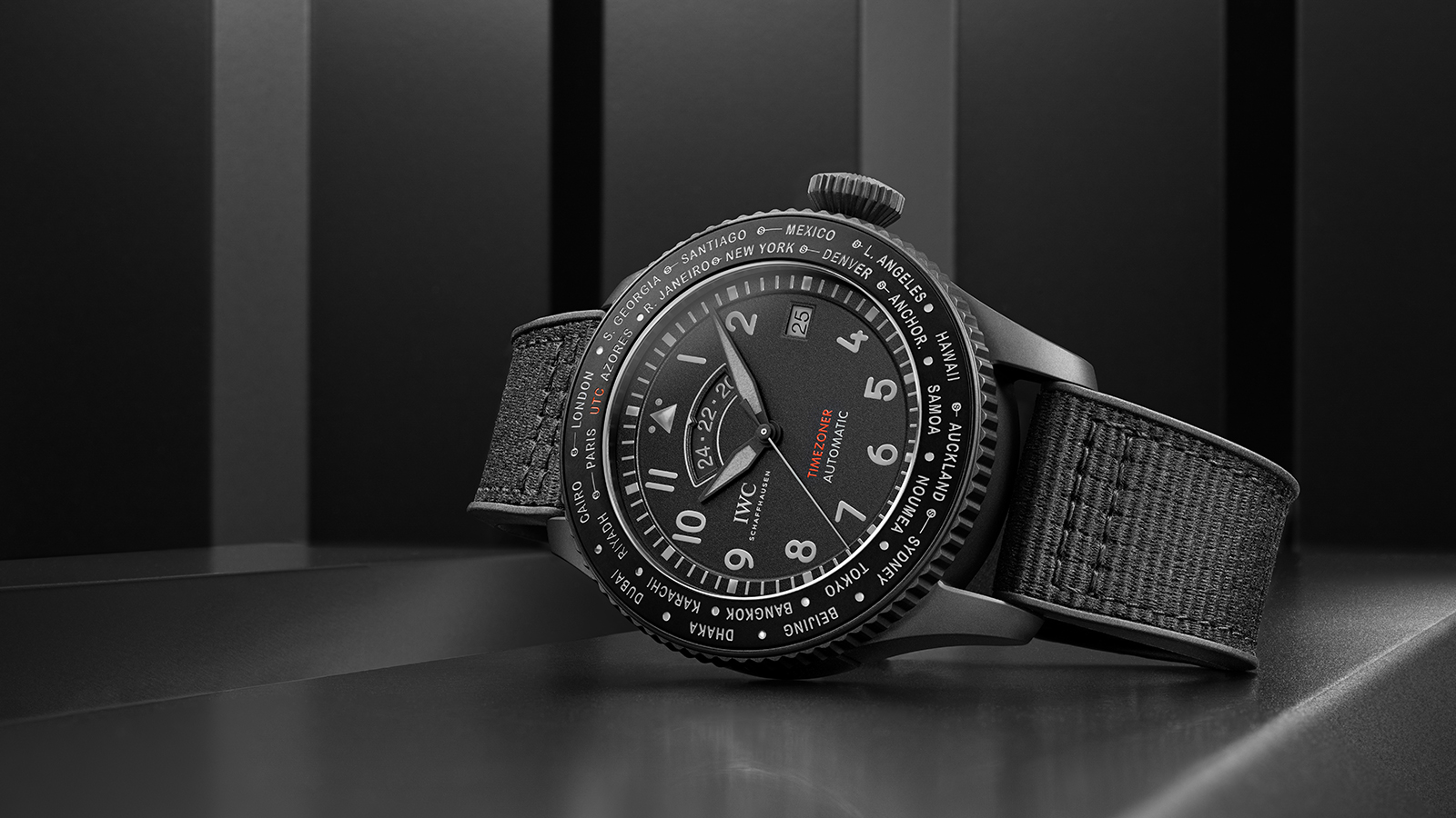 飛行員系列世界時區Top Gun腕錶｜型號IW395505／錶徑46mm／Ceratanium®材質／82760自動上鍊機芯／時、分、秒、日期、第二地時間指示／防水60米／限量500只／建議售價：NT$ 556,000