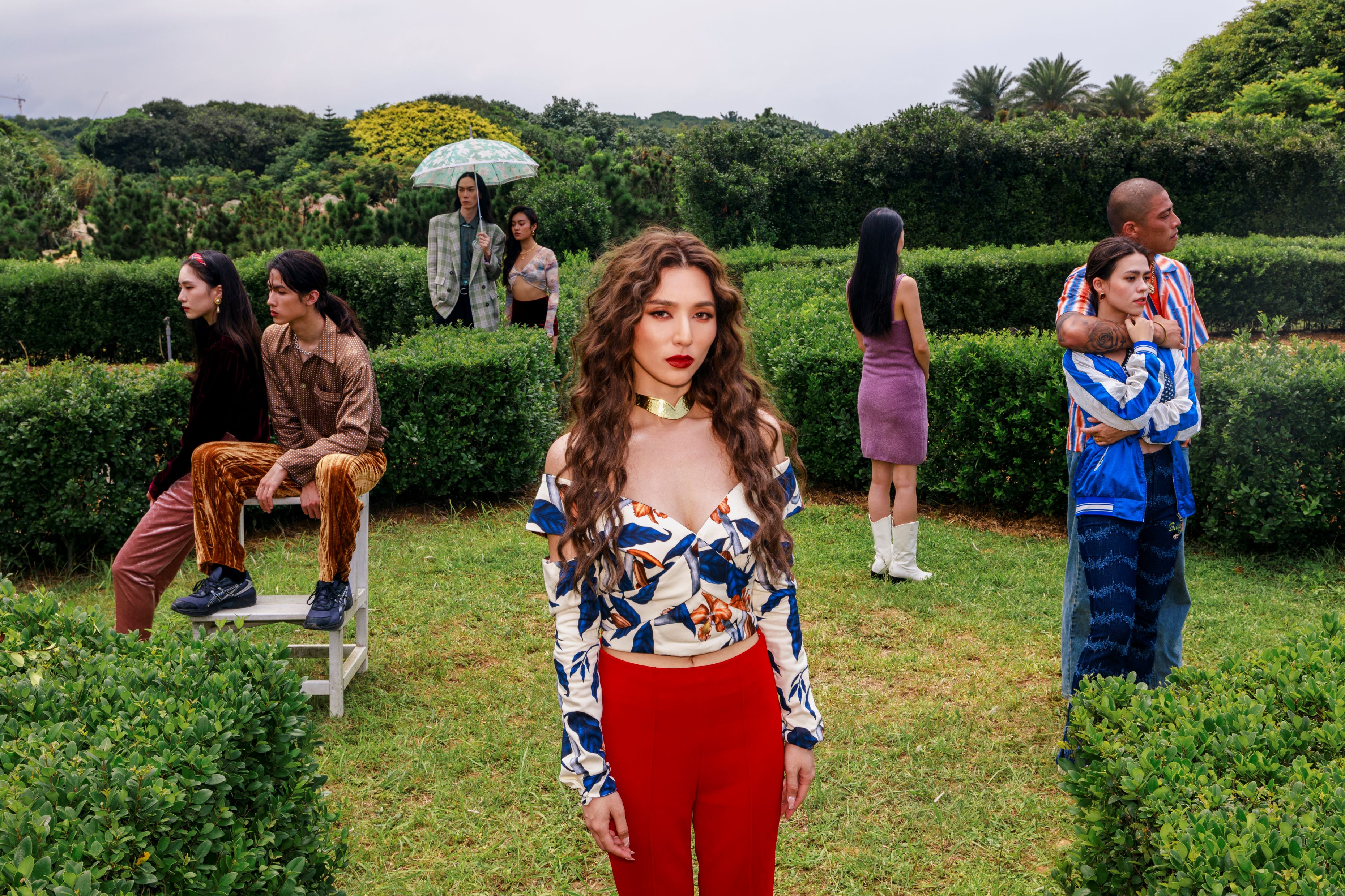 黃瑋昕首支單曲〈到底戀愛是個謎還是個癮〉MV導演強調色彩對比，彰顯歌曲的情感衝擊。（新禧未來音樂提供）