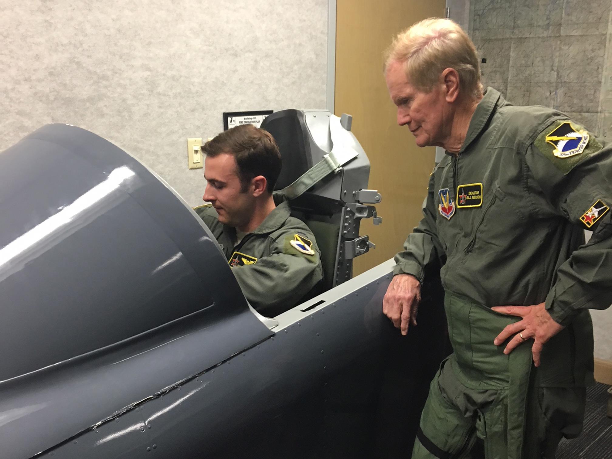 新上任的美國NASA局長比爾(右),坦言外星生命存在的可能性。(翻攝Bill Nelson Facebook)