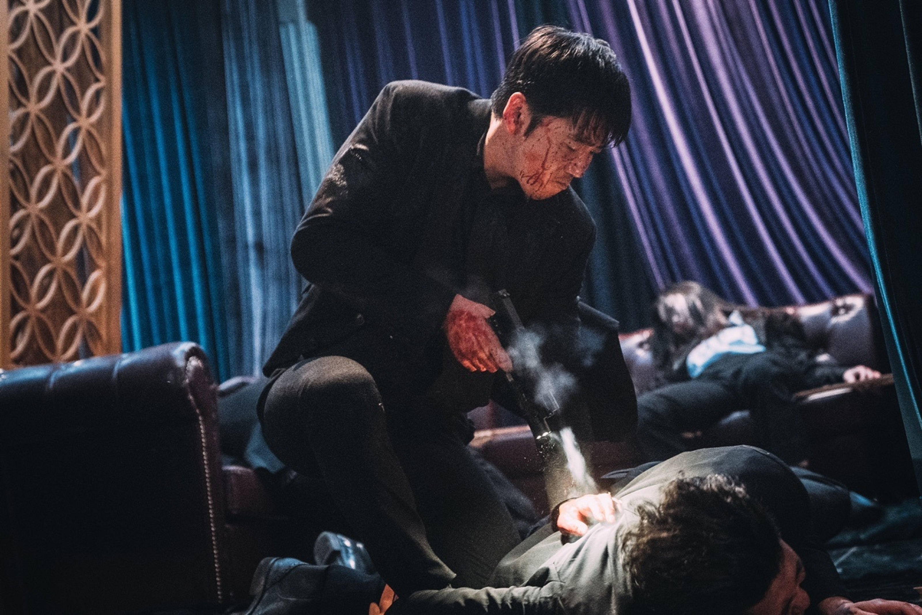 尹啟相主演電影《獵魂者》，每12小時靈魂就會轉移到別人身上，是懸疑緊張的動作片。（CatchPlay提供）