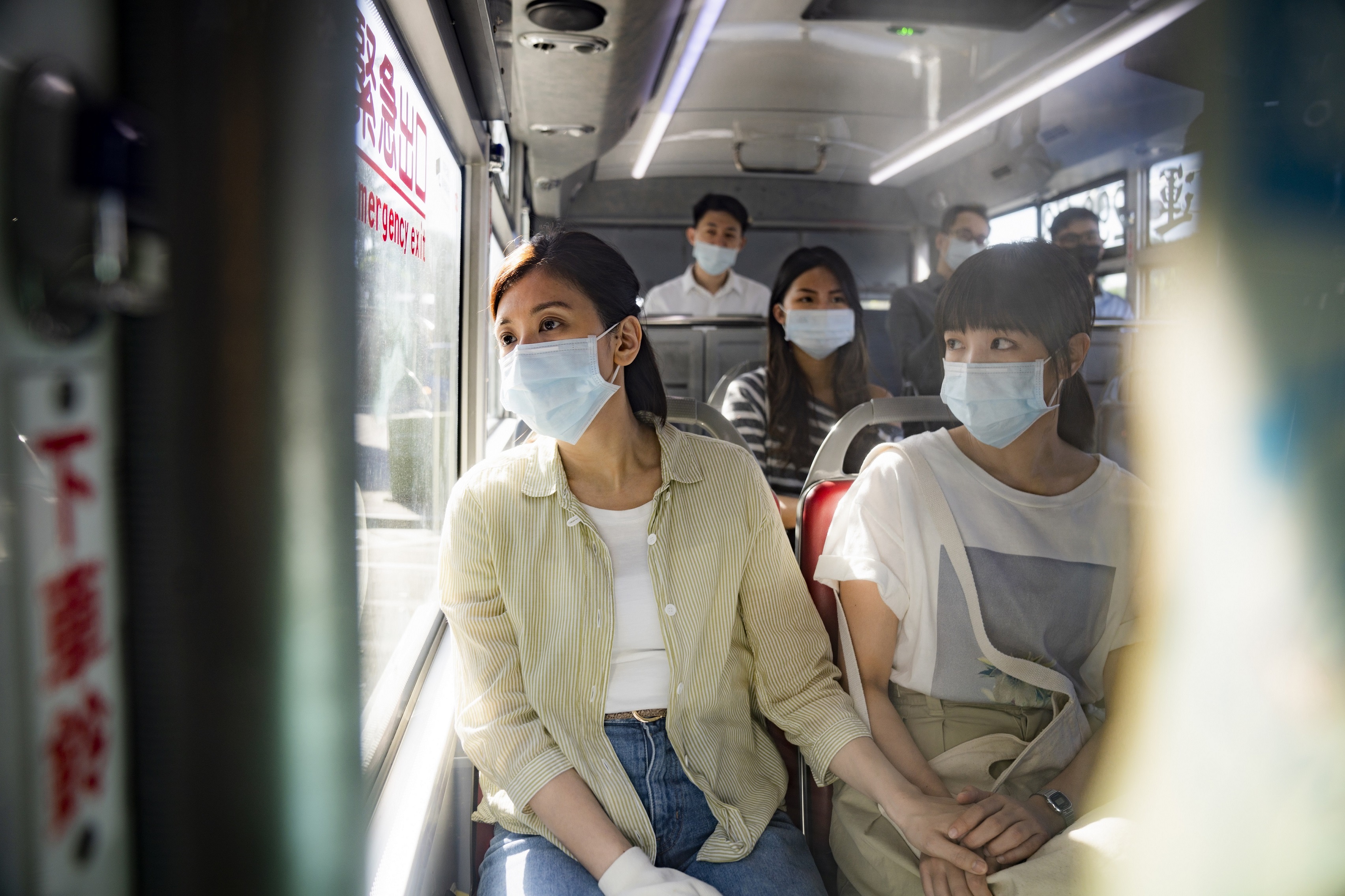 王淨（右）和賈靜雯在《瀑布》中既有衝突又有母女深情，雙雙入圍金馬女主角。（華映提供）