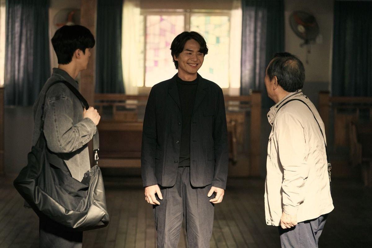 金太勳（中）在《如蝶翩翩》中飾演宋江（左）的導師，湊和宋江與朴仁煥一起練習芭蕾。（翻攝自網路）