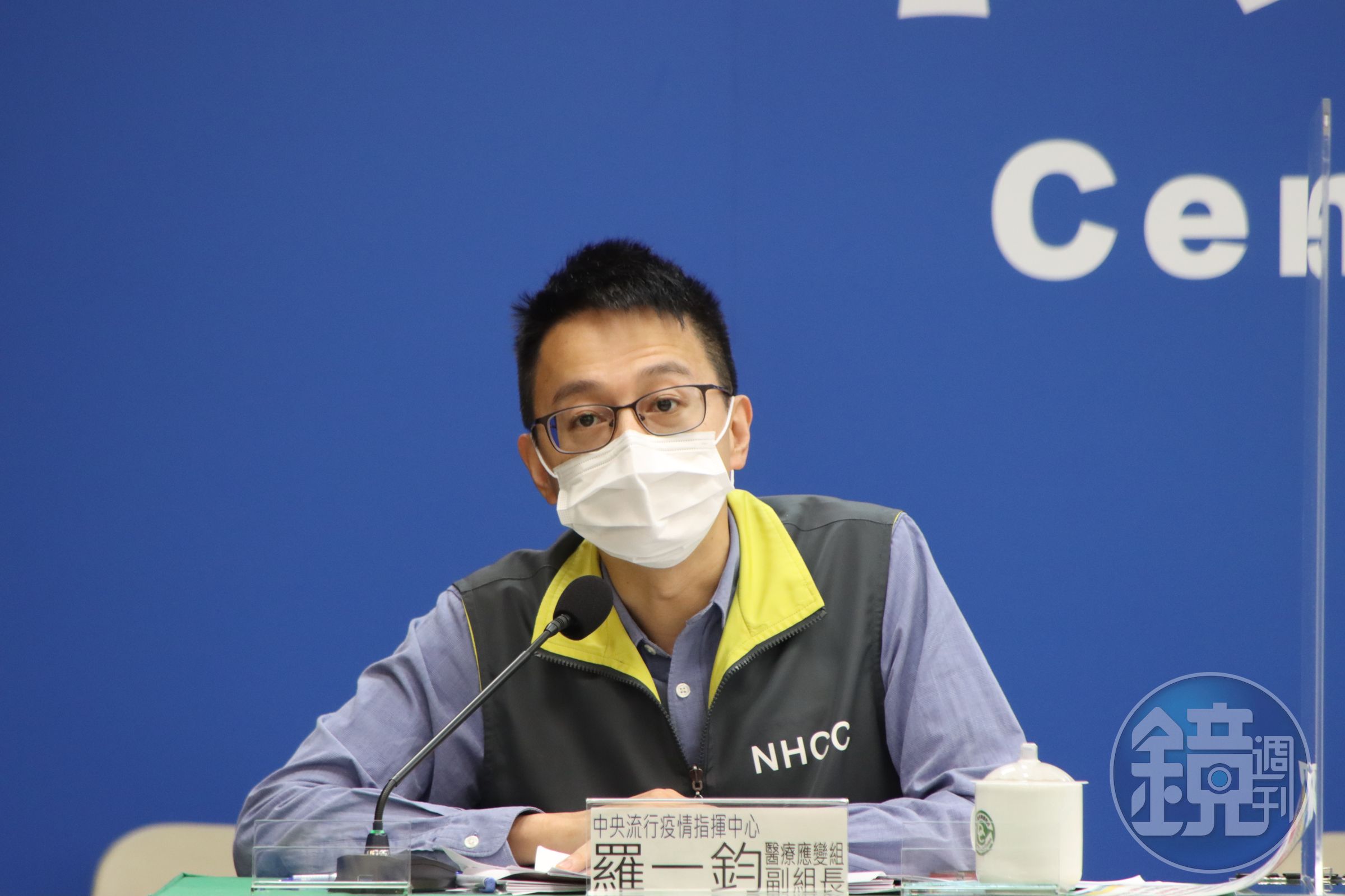 羅一鈞說明境外移入施打疫苗情形。（指揮中心提供）