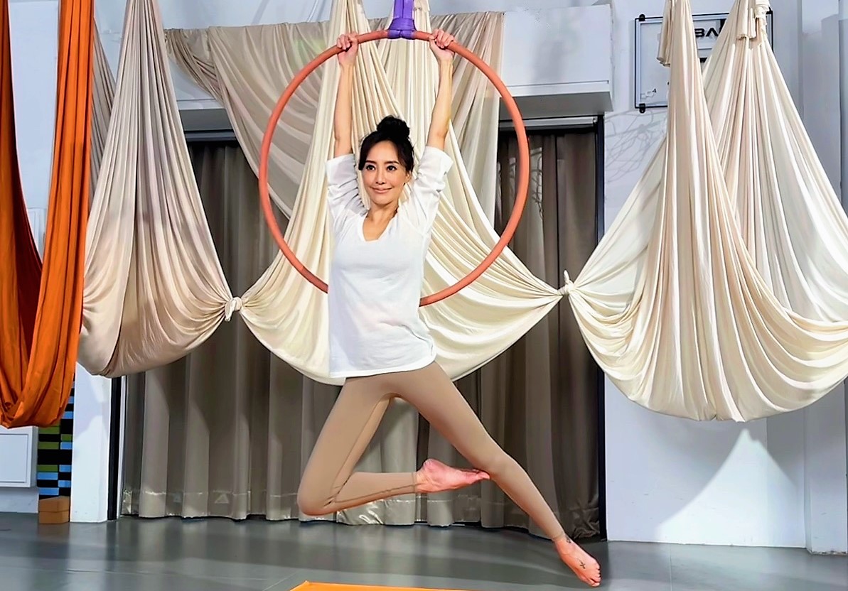 關穎雖然已經是3個孩子的媽，但身形保持依舊。（寬魚國際提供）