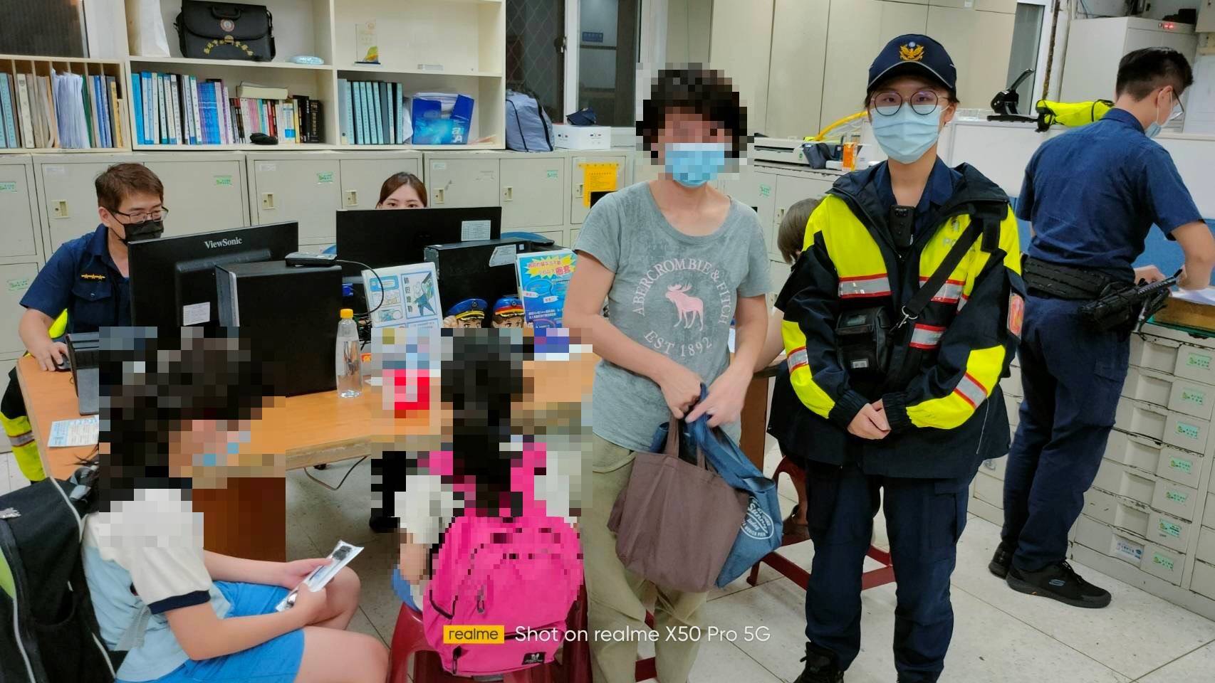 母女3人結束驚魂，在警局暫歇。（翻攝畫面）