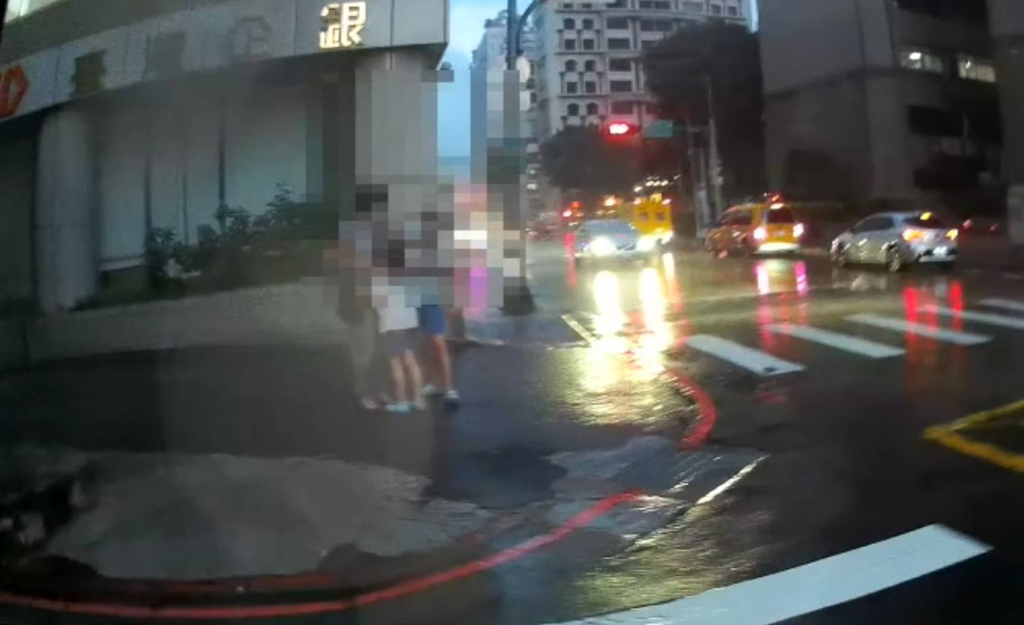 負氣跑走的小女兒見到媽媽跟姐姐嚎啕大哭。（翻攝畫面）