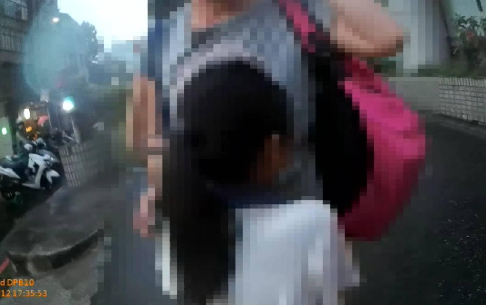7歲女童在巷弄內狂奔，最後發現媽媽才投入懷抱中。（翻攝畫面）