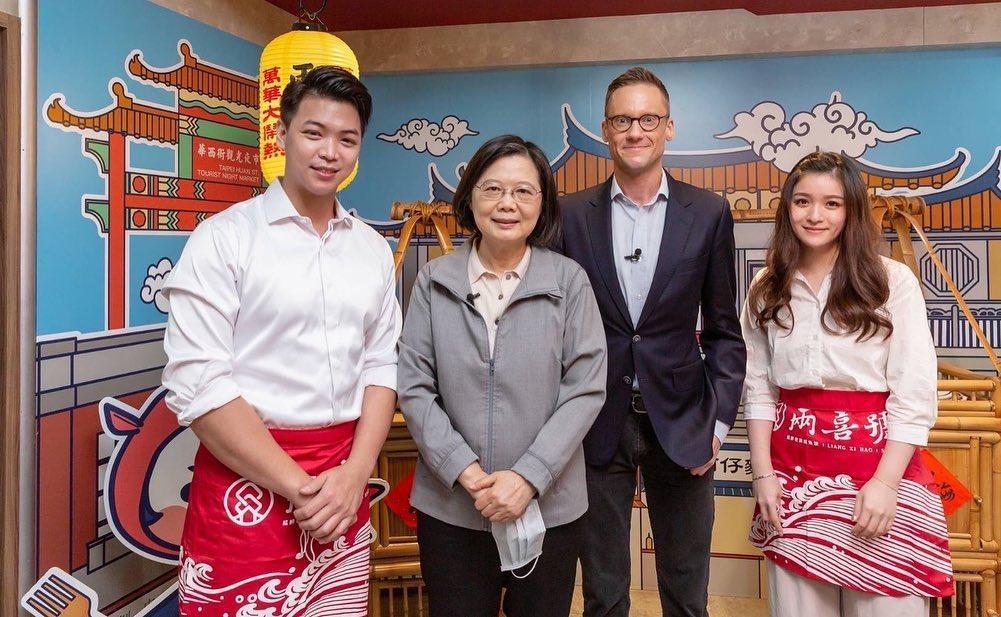 兩喜號第四代經營人、現任老闆陳輿安(左1)開心和總統蔡英文(左2)、CNN記者萊普利(右2)合照。(翻攝自兩喜號臉書)