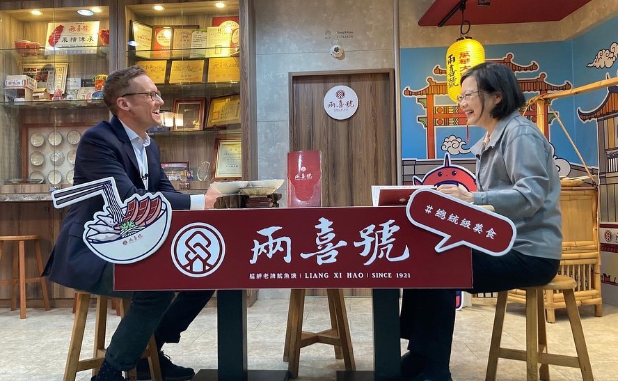 總統蔡英文（右）帶著CNN記者萊普利（左），品嘗萬華百年老店兩喜號的美食。（翻攝自兩喜號臉書）