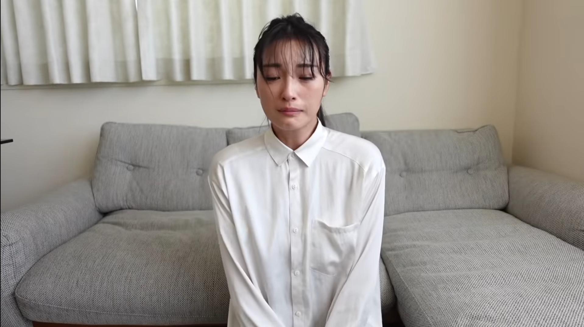 木下優樹菜邊哭邊道歉，但網友不領情。（翻攝自YouTube畫面）