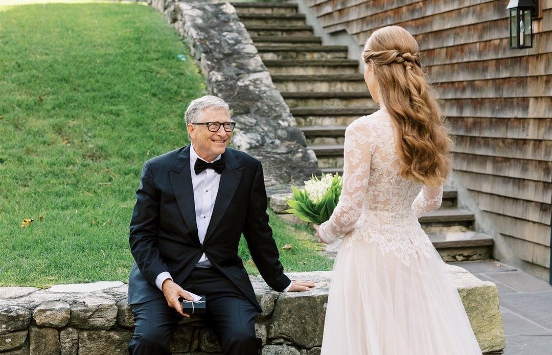 比爾蓋茲慈祥看著女兒珍妮佛。（翻攝jenniferkgates IG）