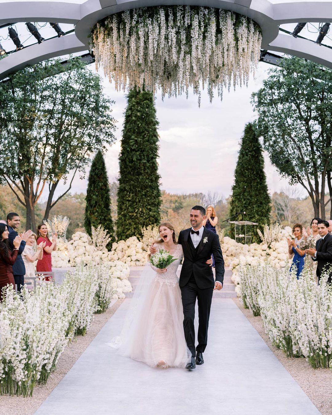 珍妮佛16日與大5歲的納耶爾那薩結婚。（翻攝jenniferkgates IG）