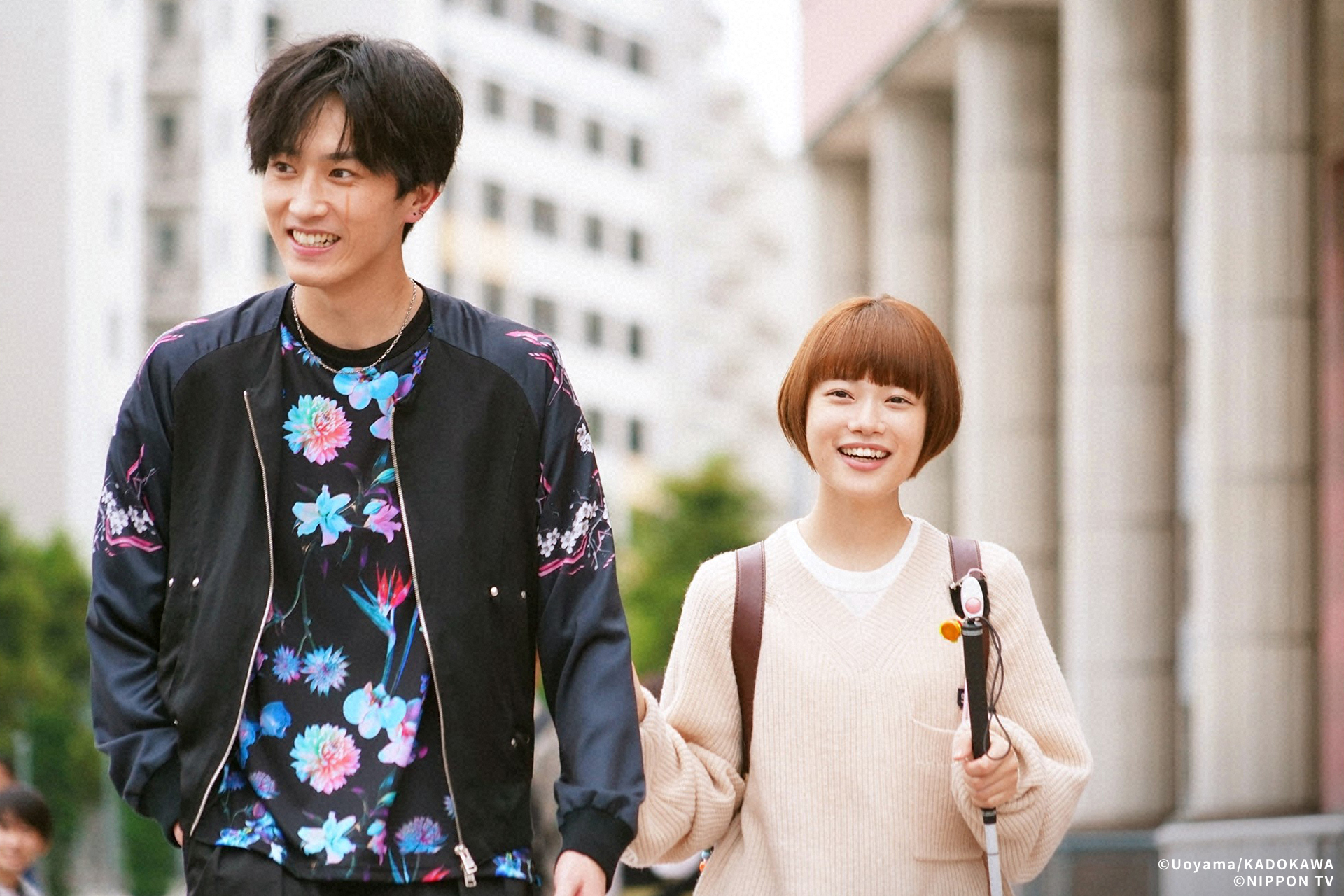 杉野遙亮（左）在新劇《不良少年與白手杖女孩》對弱視的杉咲花一見鍾情，開始試著了解她的世界。（friDay影音提供）