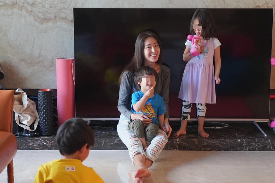 隋棠抱著孩子在老公打破的電視機前。（翻攝自隋棠臉書）