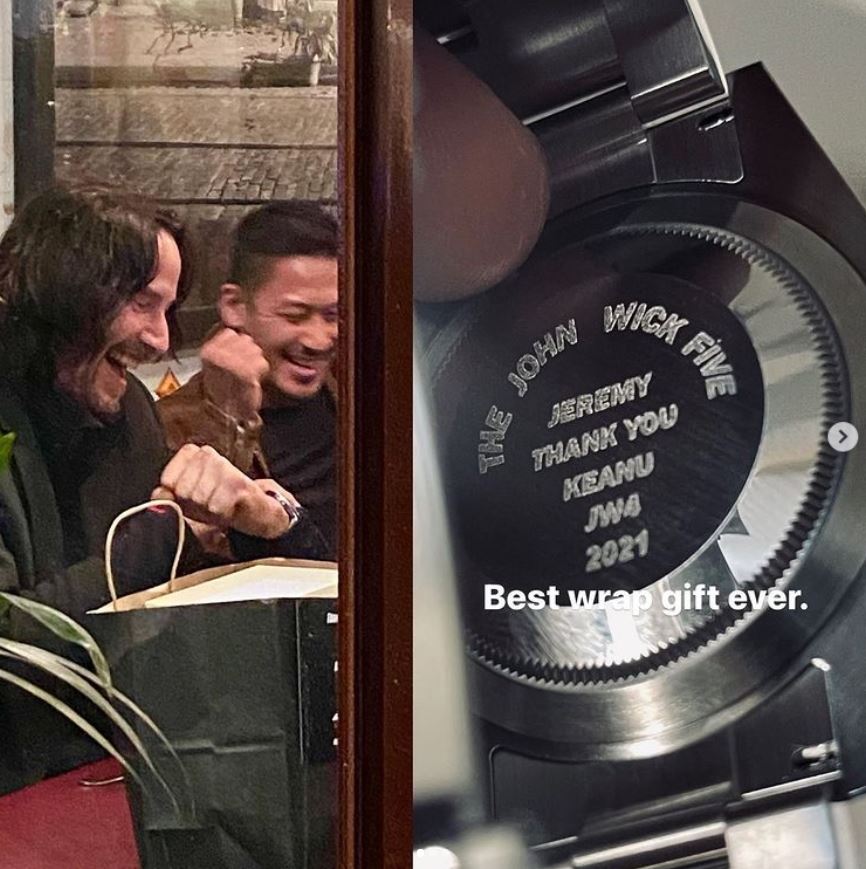 基努李維送給特技演員一人一支勞力士錶，後方刻有THE JOHN WICK FIVE」「THANK YOU KEANU JW4 2021」字樣。（翻攝watchmania IG）