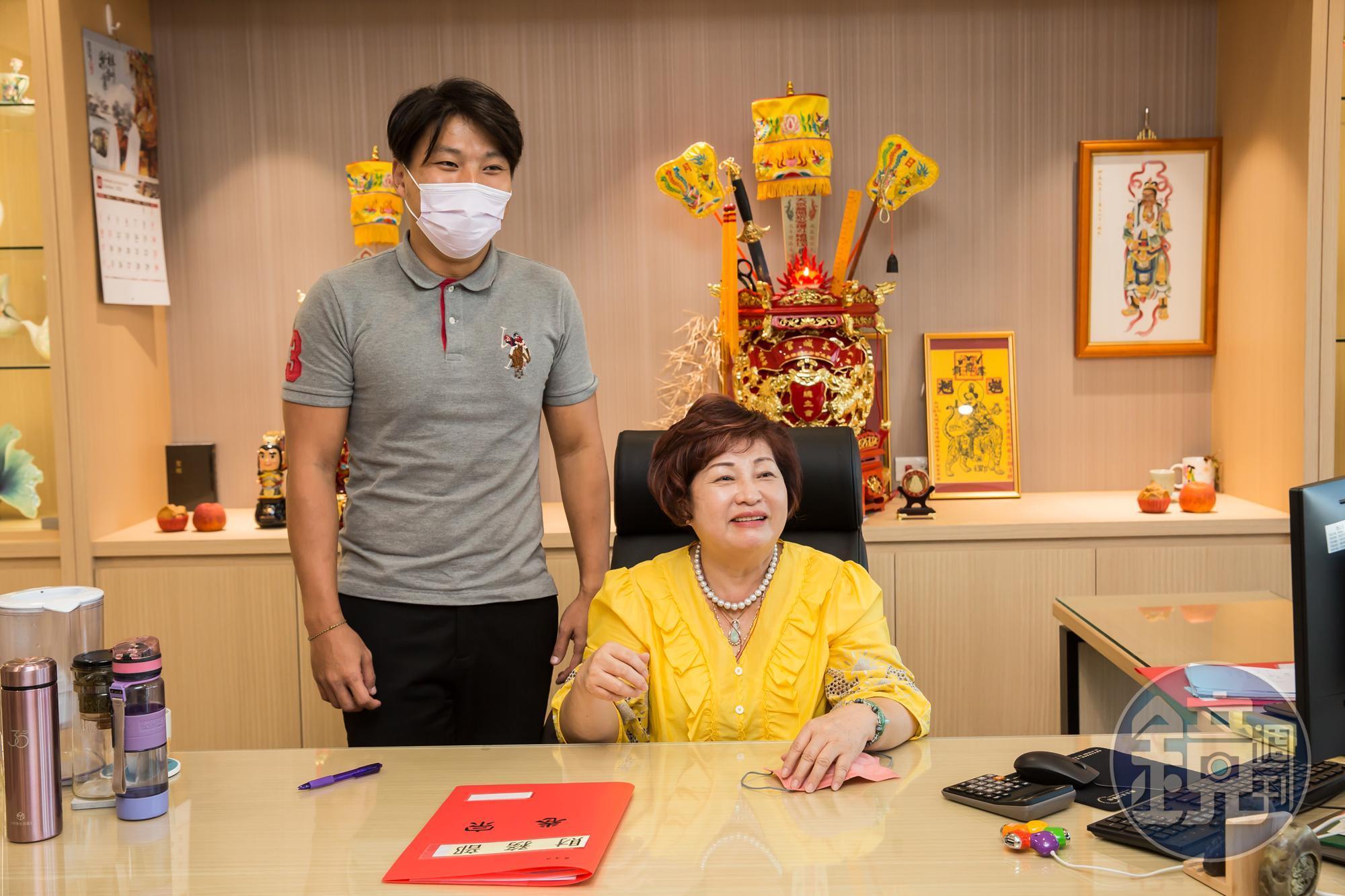 魏鳳珍(右)的二個兒子都已經進公司幫忙，小兒子詹賀凱（左）的孩子將出生，圓了魏鳳珍當阿嬤的夢想。