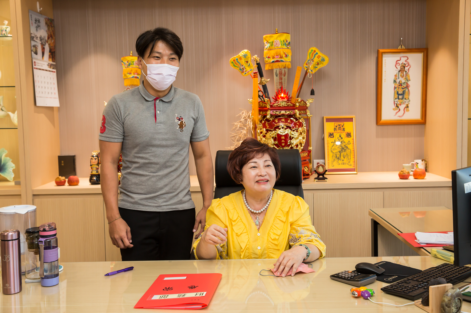 魏鳳珍(右)的二個兒子都已經進公司幫忙，小兒子詹賀凱（左）的孩子將出生，圓了魏鳳珍當阿嬤的夢想。