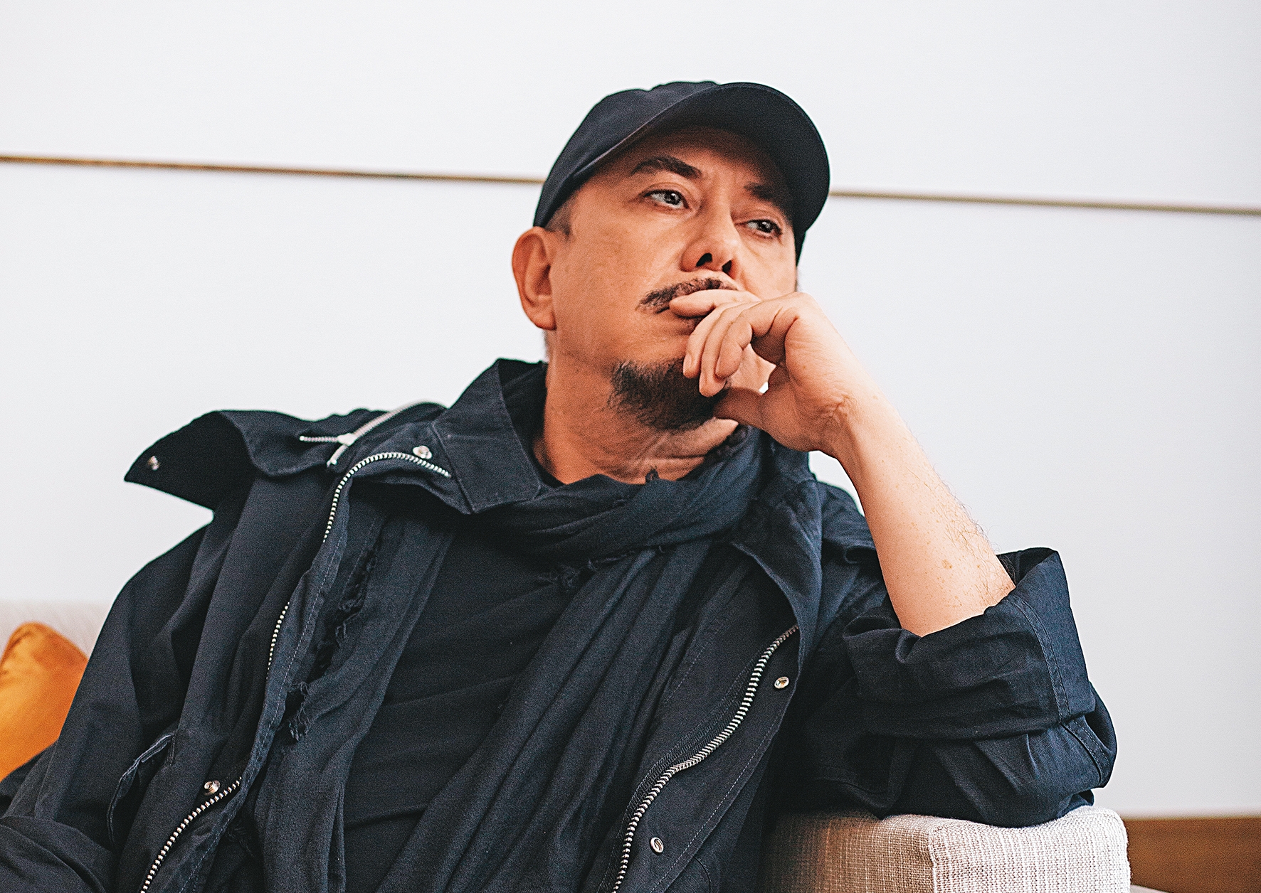 黃秋生60歲了，有話直說的個性沒變，作為拿獎無數的大咖，波折太多，還好他看書、聽老師開示、沉澱思考及反省，把自己的狀態調適得很好。