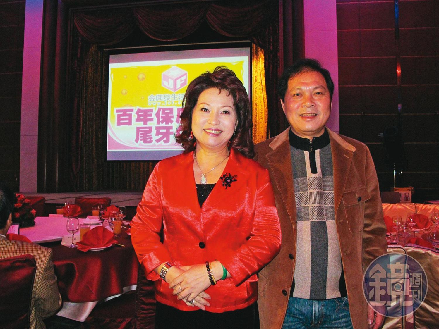 魏鳳珍(左)22歲嫁給詹萬金(右),夫妻倆一起打拚,從擺攤販售生活用品,做到創立金興發。(魏鳳珍提供)