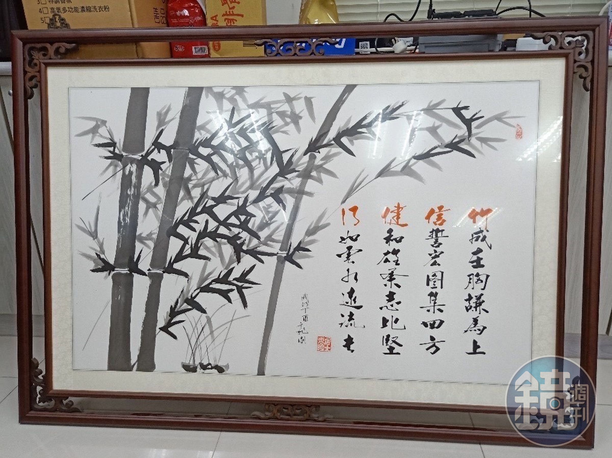 兩人住處掛有一幅字畫，藏頭詩透露兩人為竹聯幫信堂成員。（翻攝畫面）