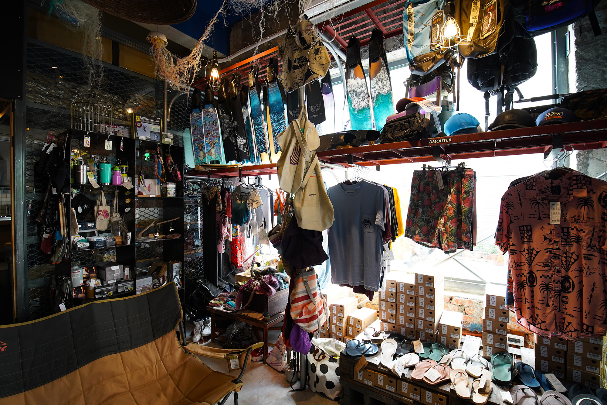 一開始老周就設定店舖是新舊並陳，但隨著商品越來越多，一樓店鋪也已經接近滿載。