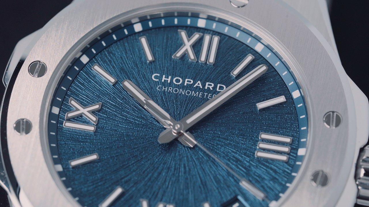 蕭邦 CHOPARD Alpine Eagle 面盤圖紋的靈感，來自於阿爾卑斯山老鷹的瞳孔虹膜。呈現極細緻的螺旋放射紋。