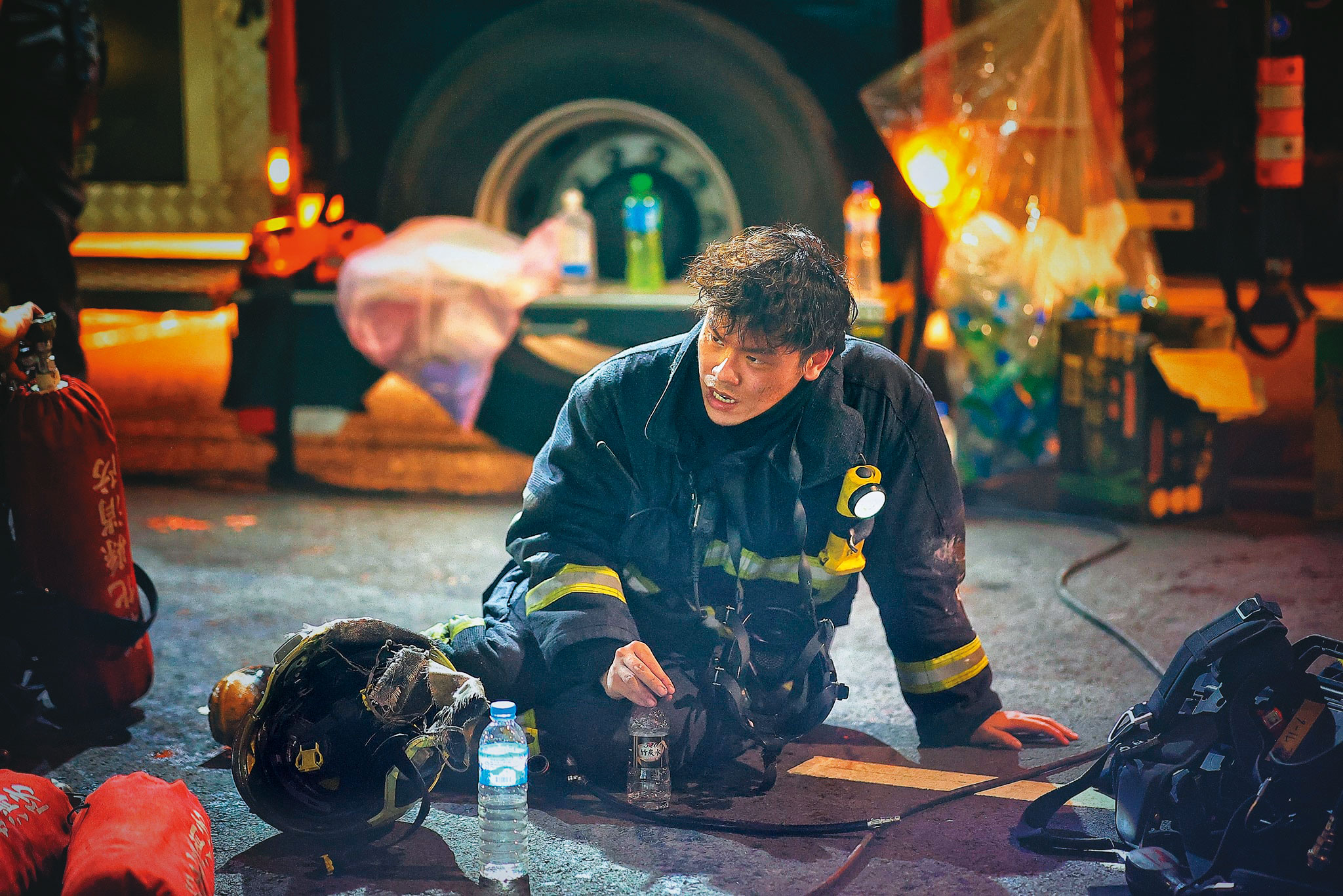 圖為彰化喬友大樓火警現場的消防員。（翻攝自臉書社團「彰化人大小事」，網友JJ Nian攝）