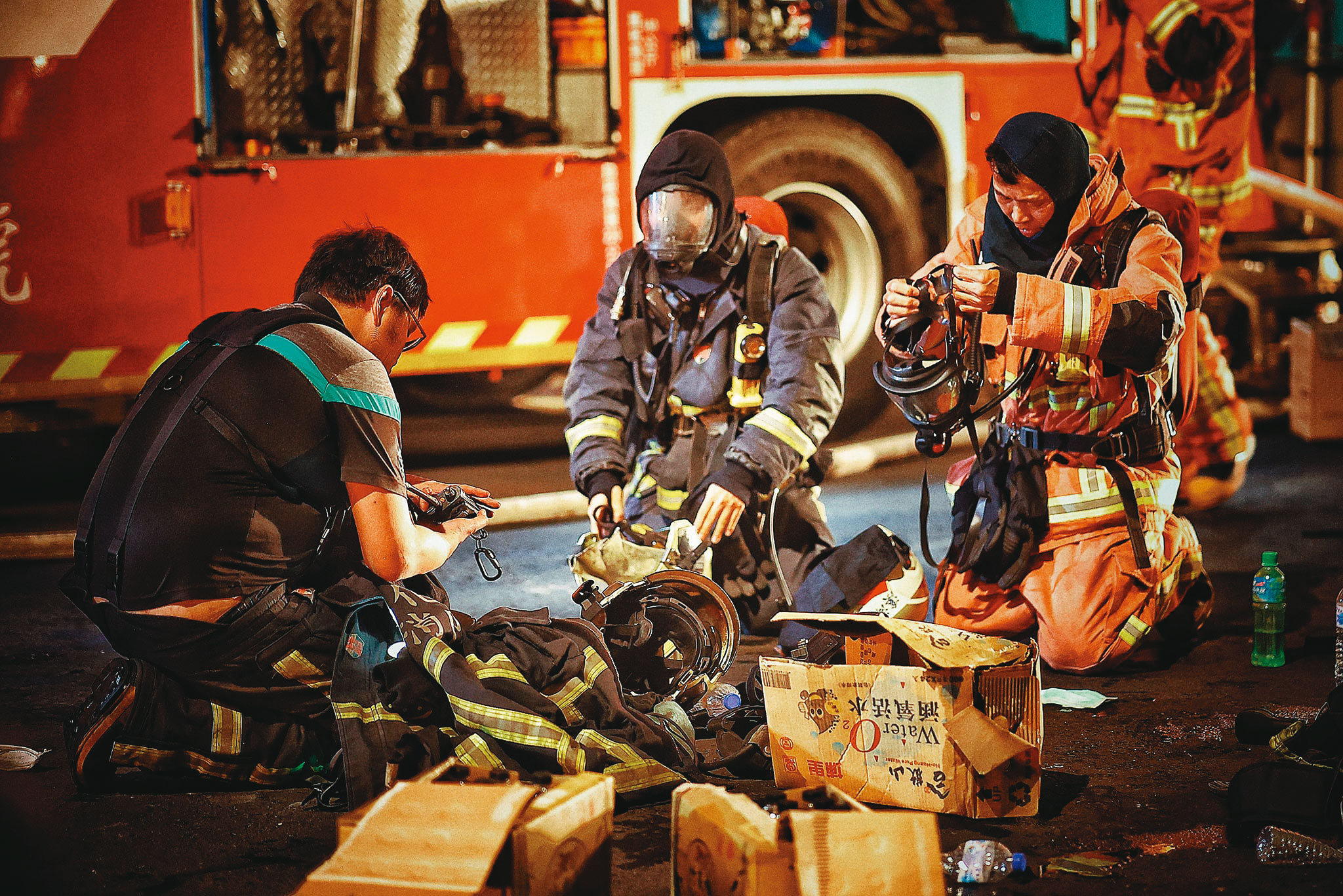 喬友火警當下,無線電通訊品質極糟,指揮官與隊員一直不清楚陳志帆的受困地點。(翻攝自臉書社團「彰化人大小事」,網友JJ Nian攝)