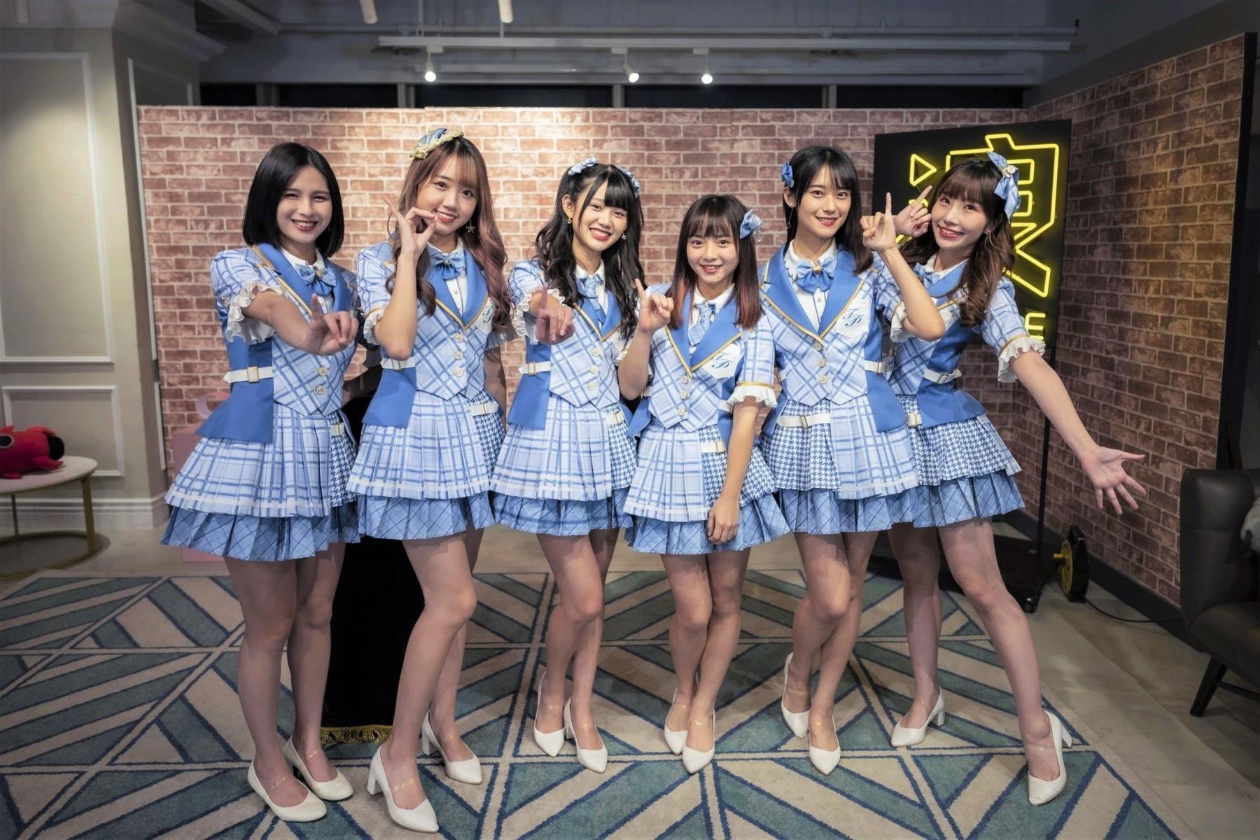 為了呼應新單曲歌詞及MV,《浪LIVE》特地邀請擁有超過10項泡泡相關金氏世界紀錄的泡泡藝術家蘇仲太擔任嘉賓,現場教女孩們玩泡泡。前排左起:林亭莉、林于馨、陳詩雅;中排左起:劉語晴、李佳俐、藤井麻由;後排:蘇仲太。(浪Live提供)