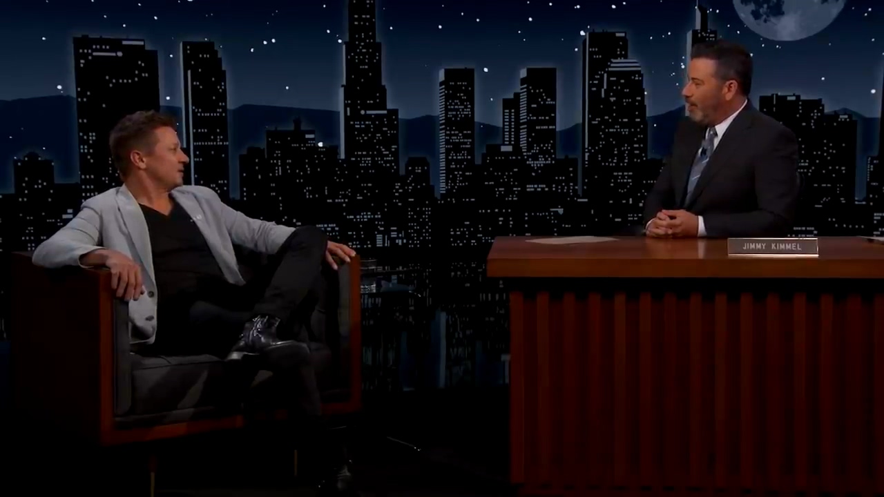 傑瑞米雷諾上《吉米金摩直播秀》，爆料其他復仇者都有從片場幹走東西，只有他沒有。（翻攝自節目畫面）  