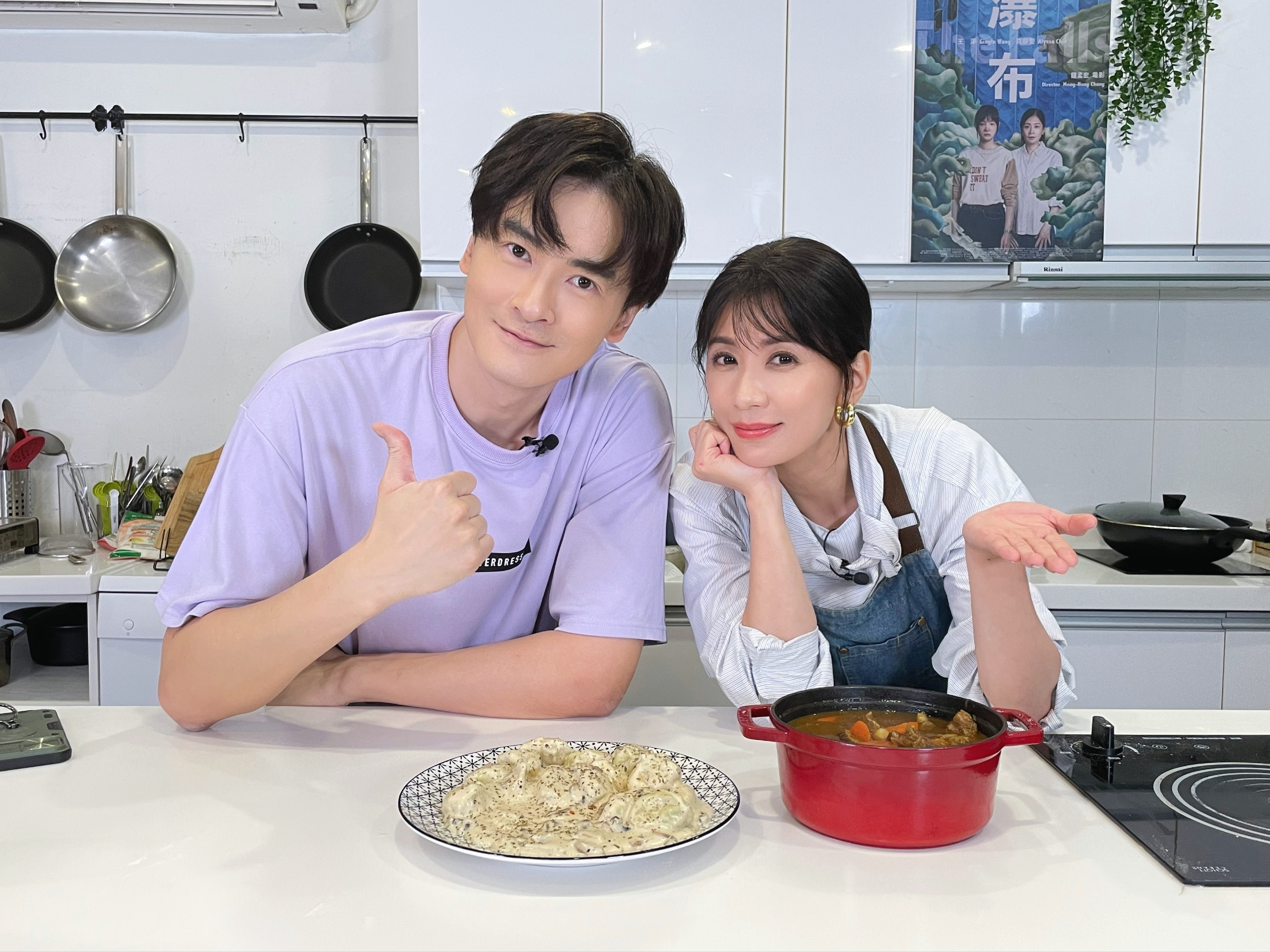 小綜一邊做菜一邊挖坑問賈靜雯私人八卦。（最大國際娛樂提供）