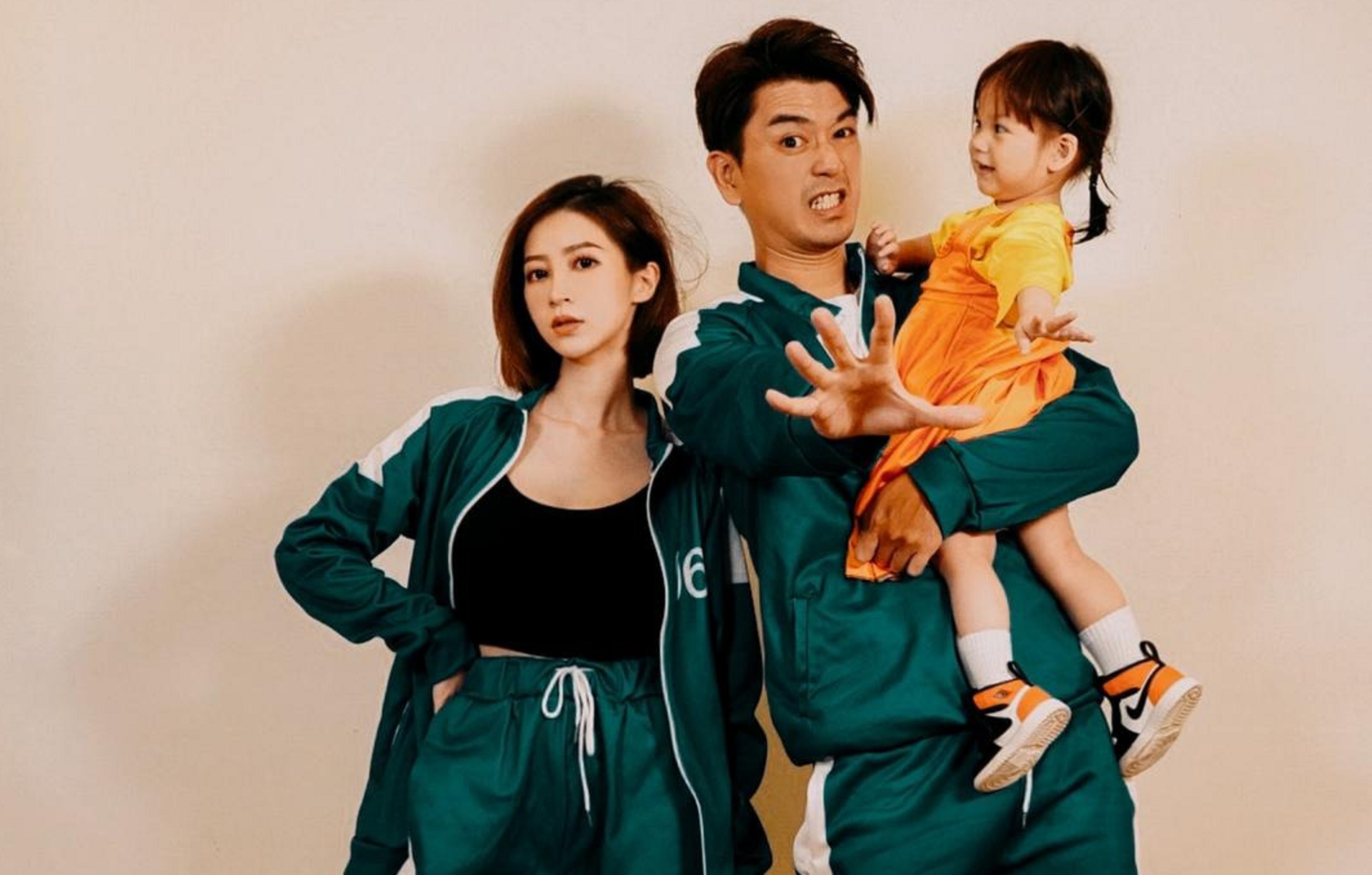 潘逸安（中）和老婆Vivian、女兒米估以《魷魚遊戲》角色拍萬聖節照片。（艾迪昇傳播提供）