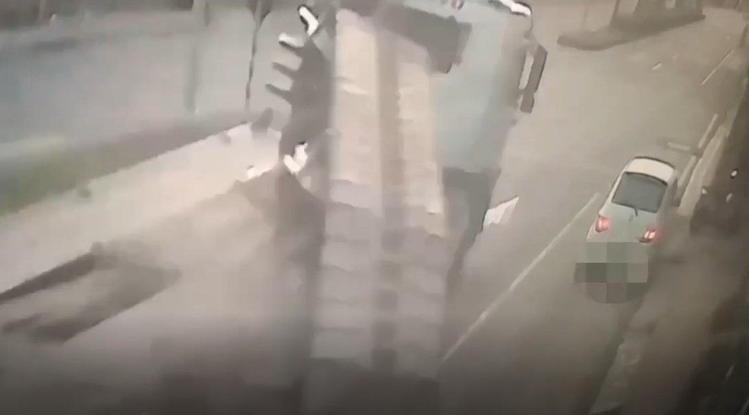 高雄市楠梓區德中路今晨發生一起交通事故。（翻攝自記者爆料網）