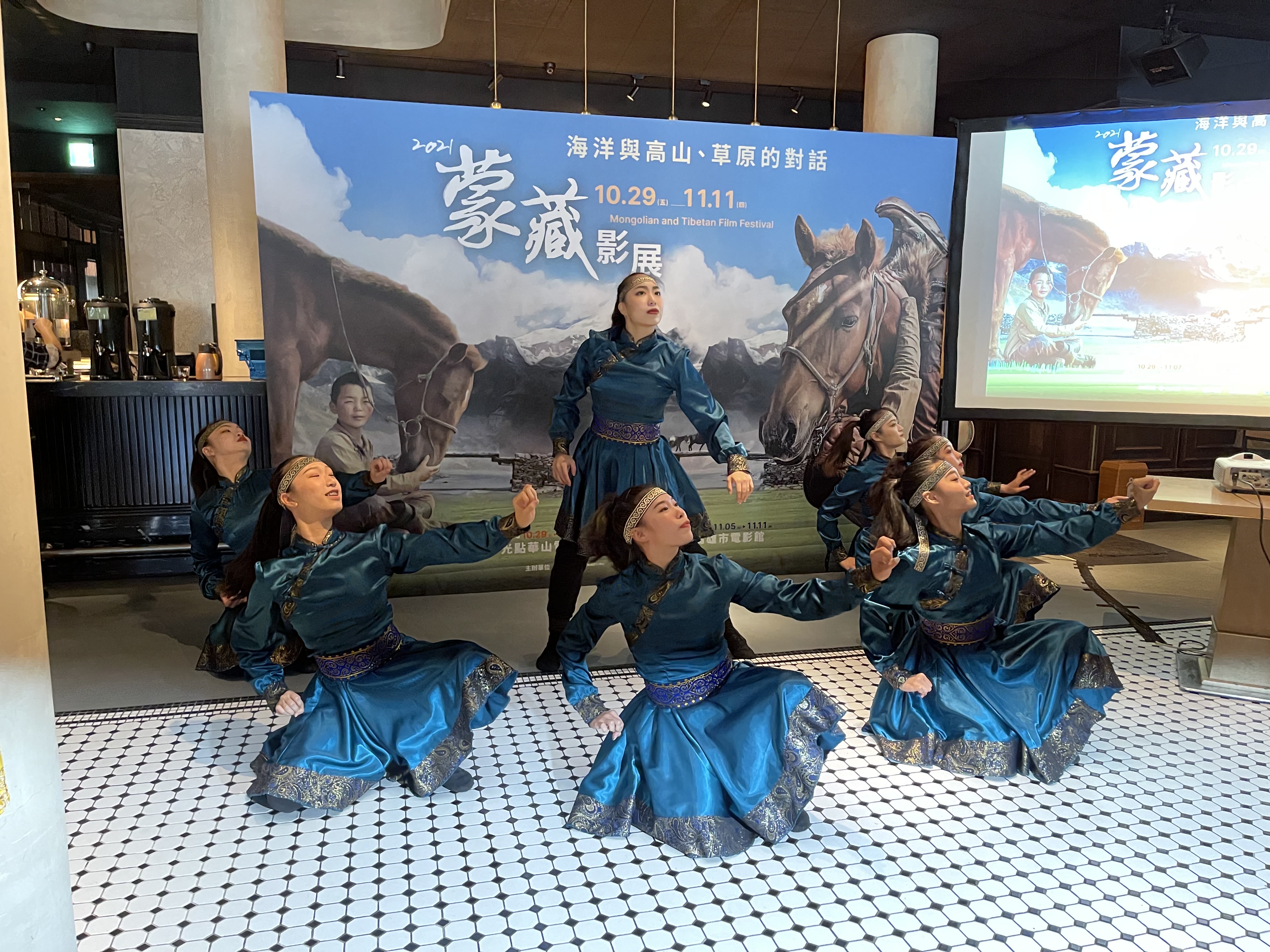 茶會以創新蒙古舞曲《塔拉努圖格》悠揚馬頭琴樂曲以及歡樂舞姿開場。(海鵬提供)