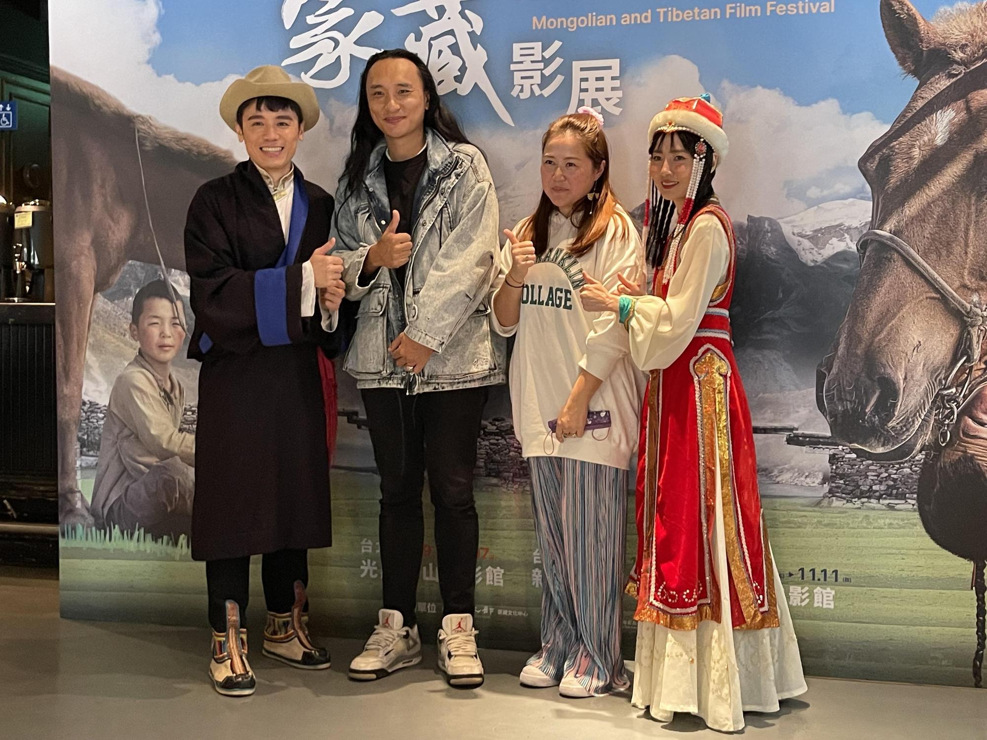 邱志宇（左一）特別鍾愛《不丹是教室》，導演巴沃邱寧多傑趁疫情期間留在台灣創作，右二為製片賴梵耘，右一饒星星。（海鵬提供）