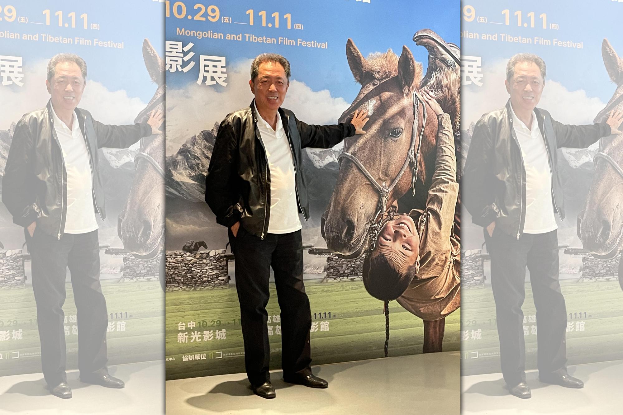 朱延平30年前去內蒙拍戲，租借整群超過200隻羊，一天只要人民幣5元，如今吃3隻烤全羊被索人民幣12000元。（海鵬提供）
