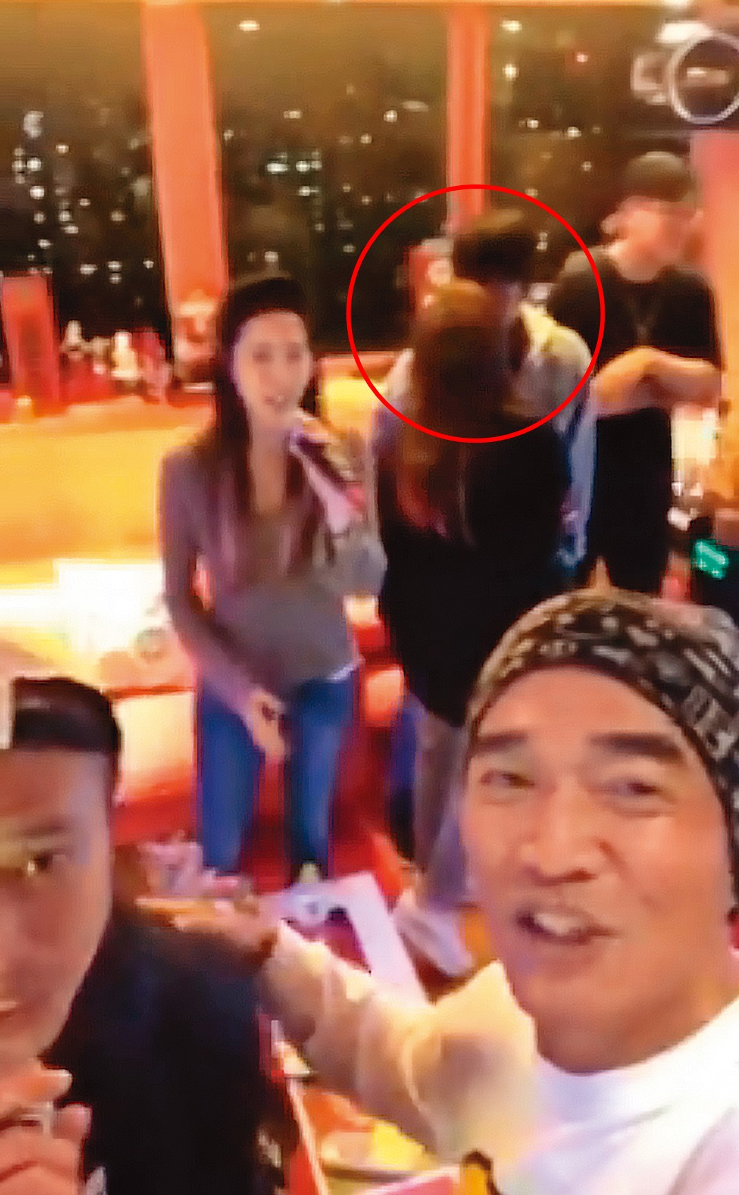 溫嵐（紅圈）唱到一半，忘情轉頭吻男友。（翻攝自吳宗憲臉書）