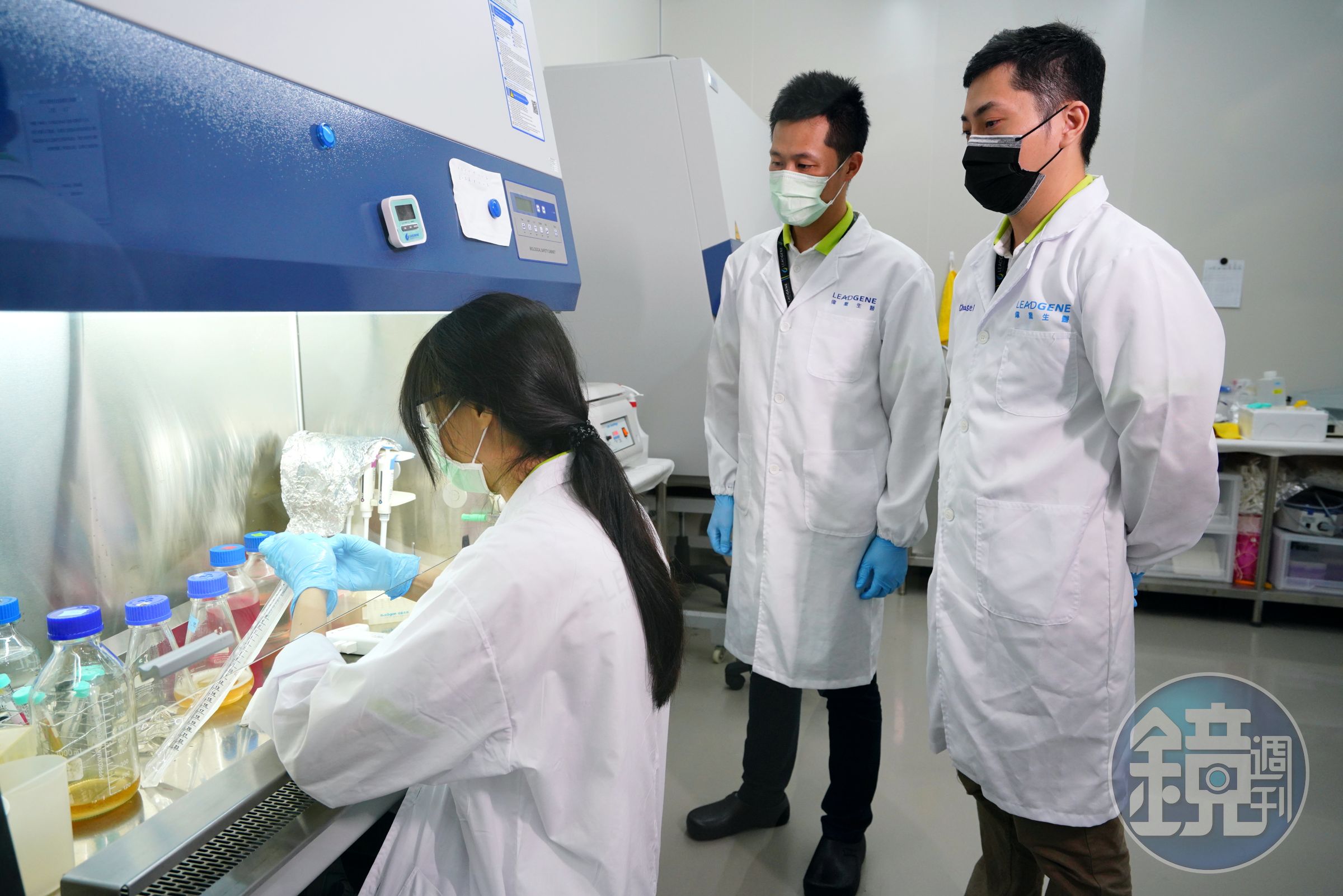 偉喬生醫致力開發體外診斷試劑抗體產品，目前已完成小分子腎毒素、胃食道逆流、急性發炎及新型冠狀病毒等標的。中為鄭又瑋，右為莊詠鈞。