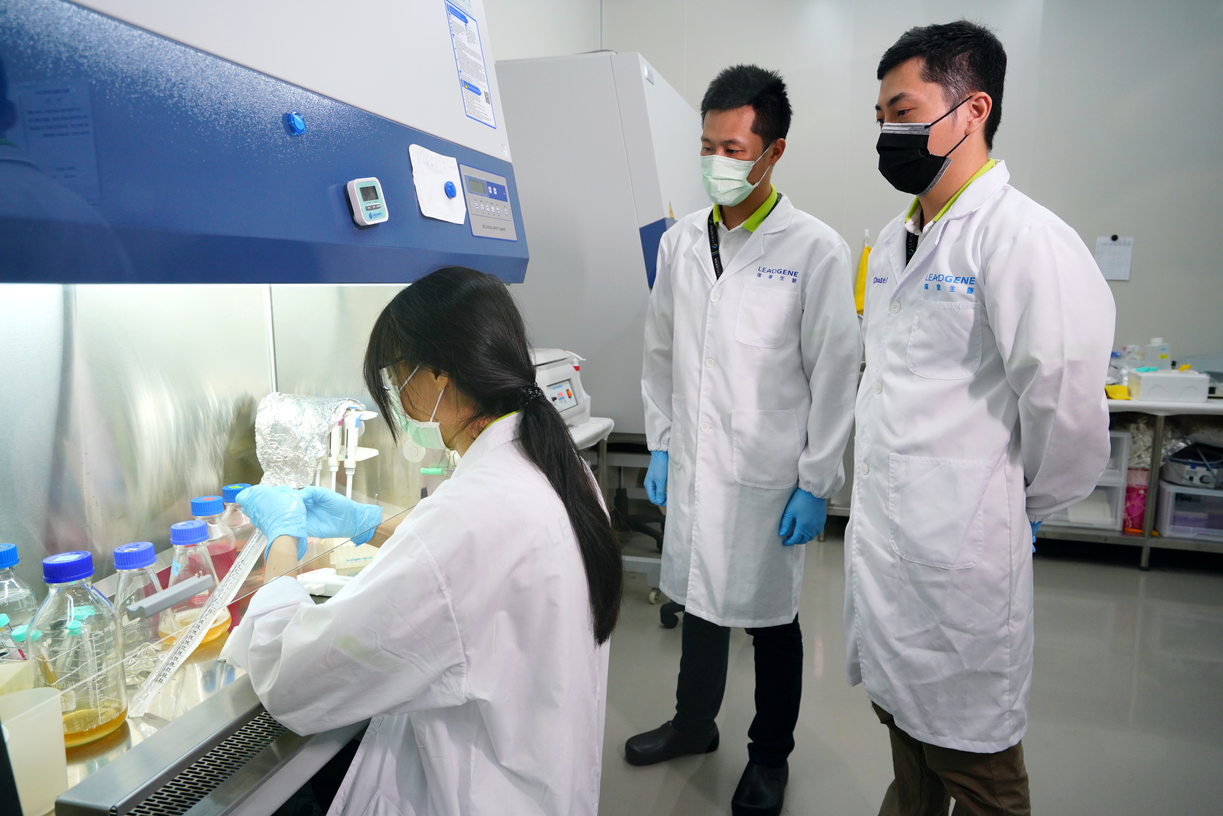 偉喬生醫致力開發體外診斷試劑抗體產品，目前已完成小分子腎毒素、胃食道逆流、急性發炎及新型冠狀病毒等標的。中為鄭又瑋，右為莊詠鈞。