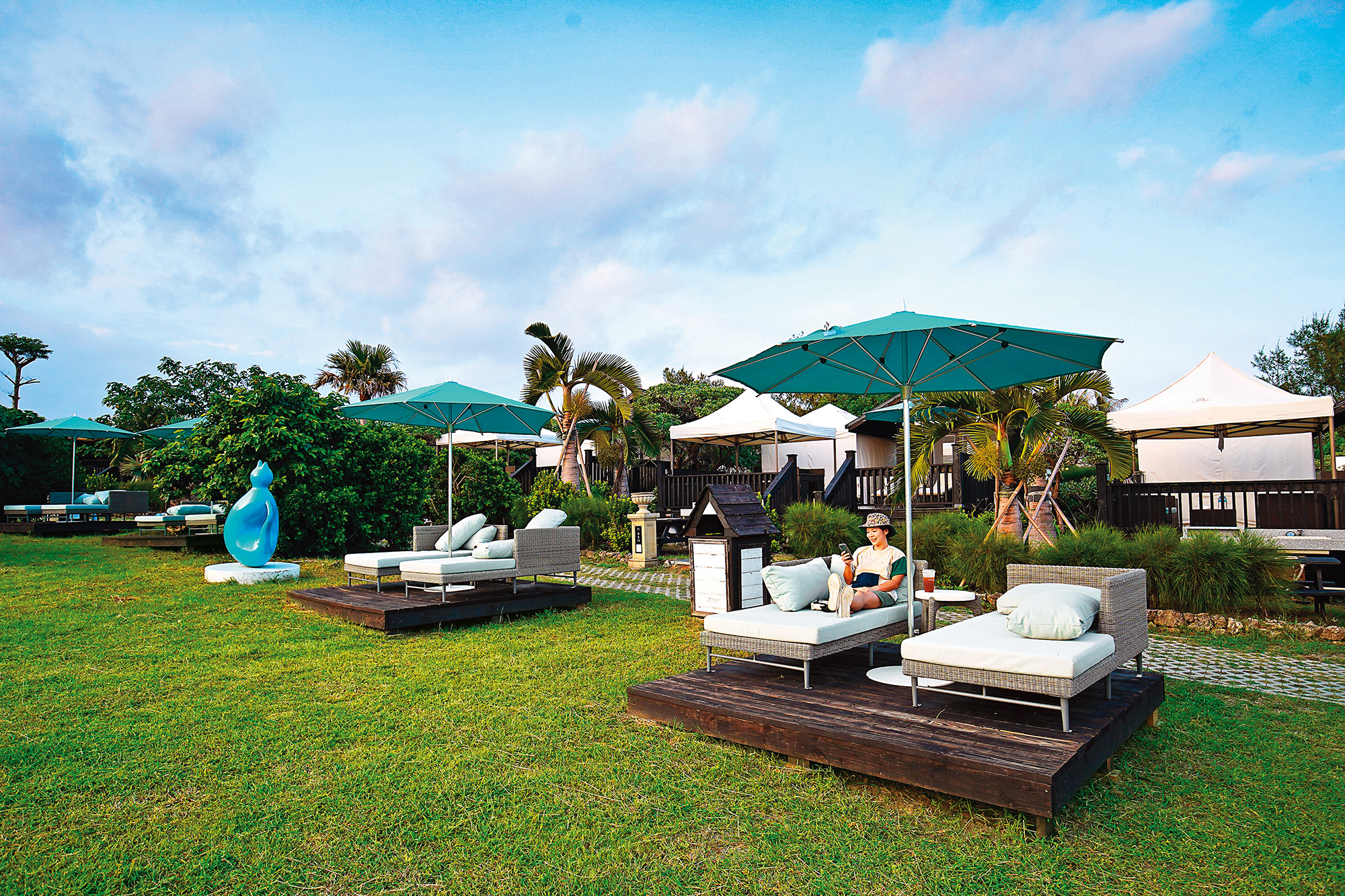 「墾丁貓鼻頭露營莊園」裡設置許多躺椅，遊客可以盡情享受大自然的包圍。