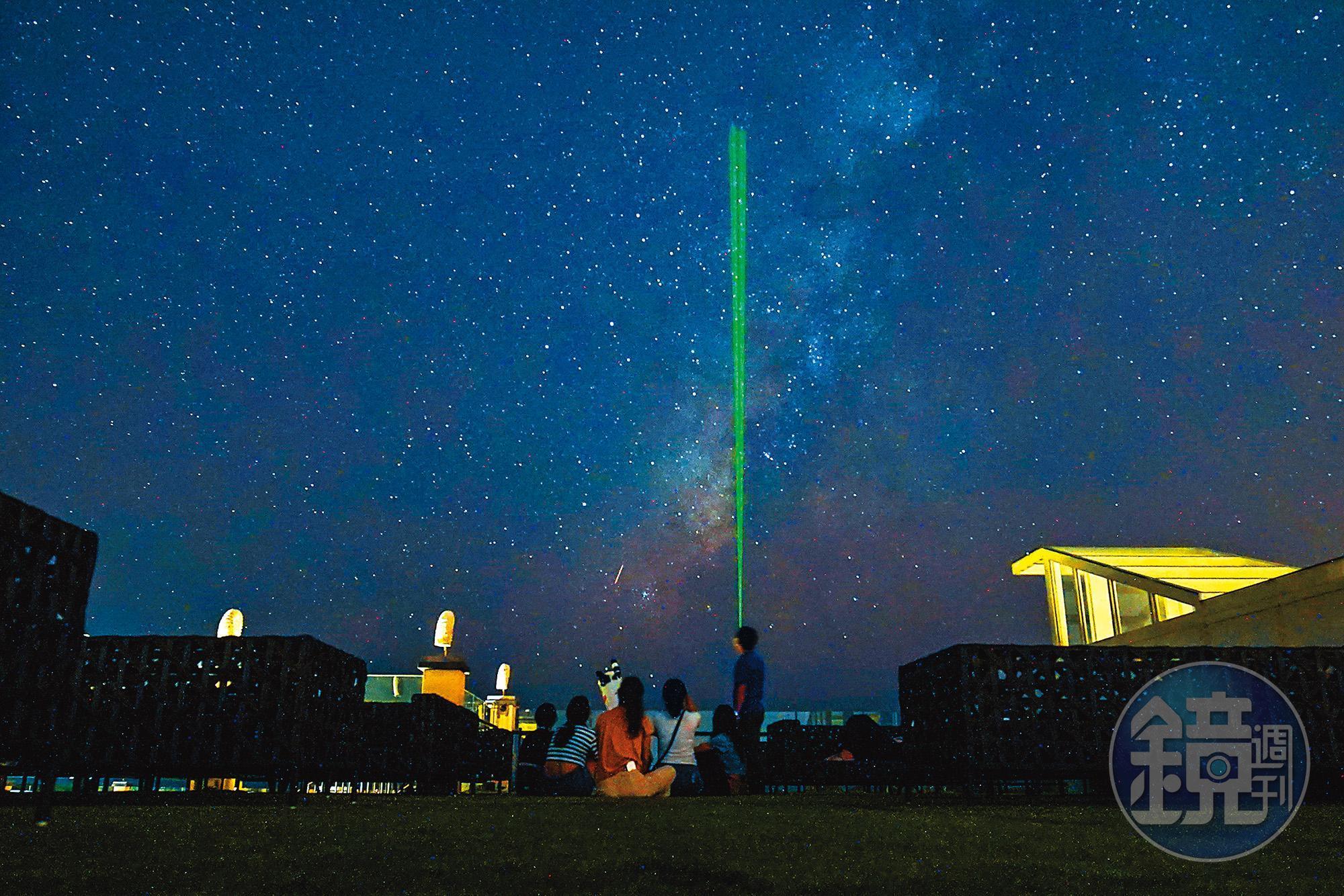 莊園內特別打造無光害觀星區域，並邀請天文老師導覽，不論是在露友食堂頂樓，或營帳區都能隨時看到滿天繁星。